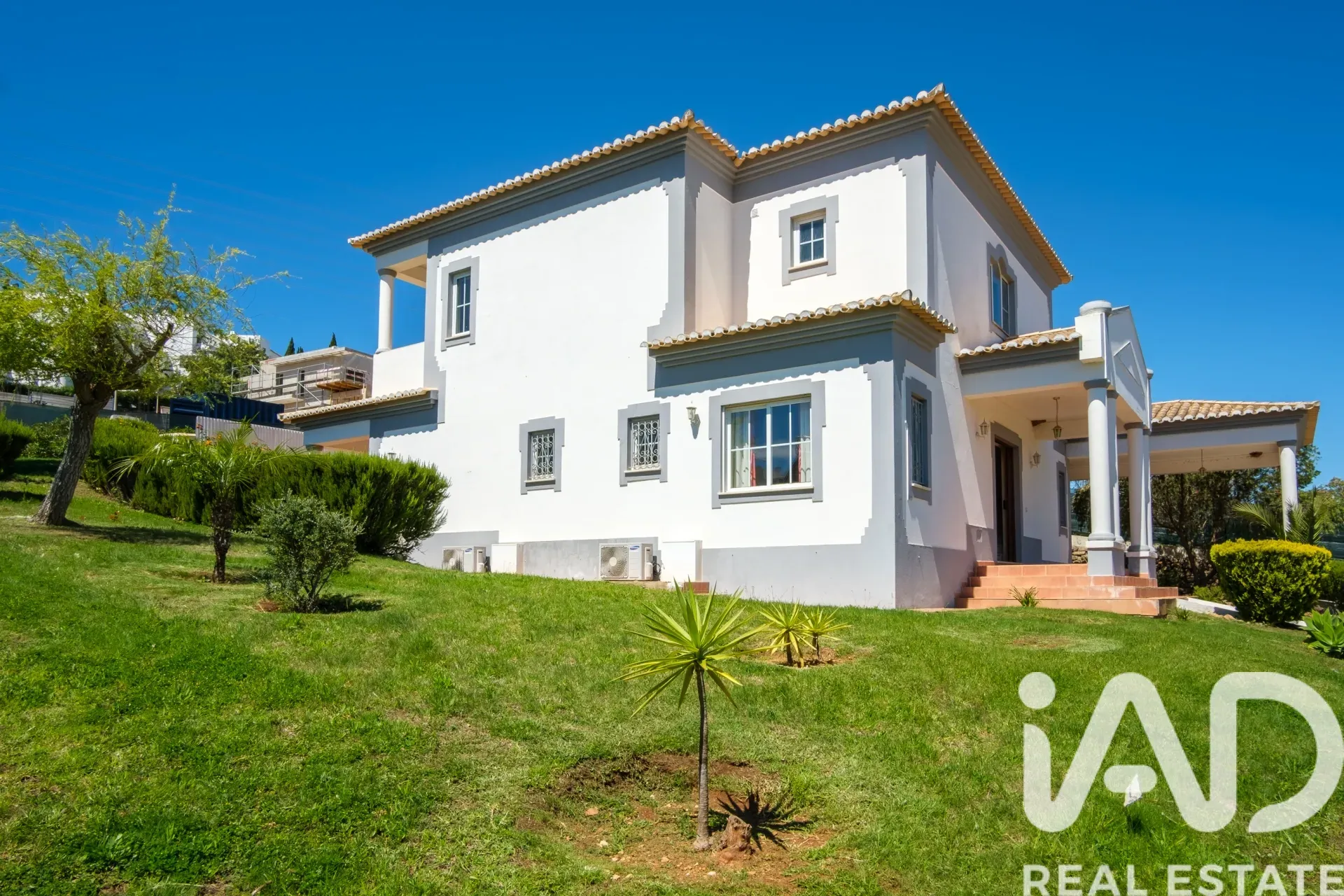 Contemporary 4-Bedroom Villa with Pool in Coastal Albufeira - Image 2