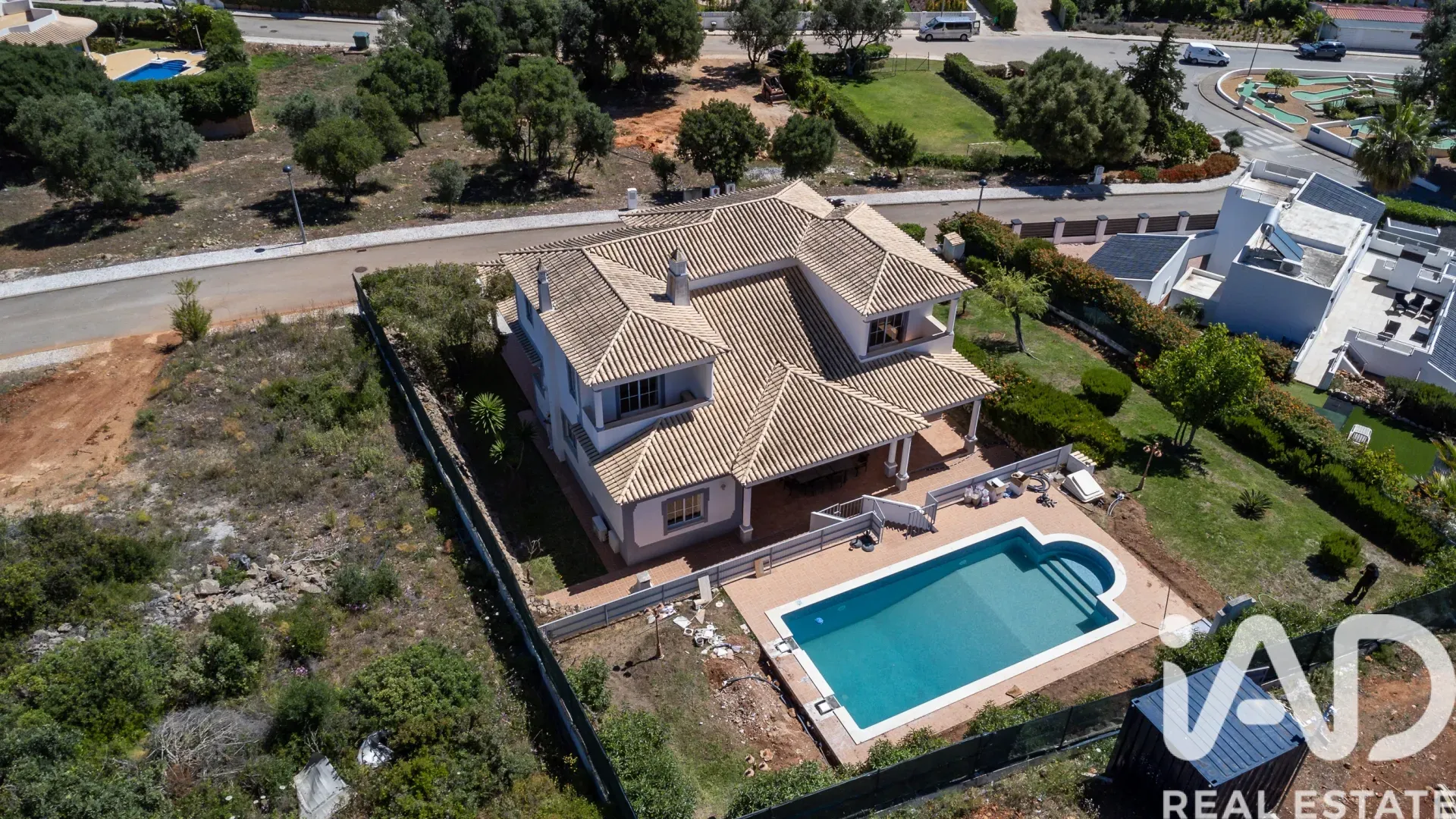 Contemporary 4-Bedroom Villa with Pool in Coastal Albufeira - Image 4