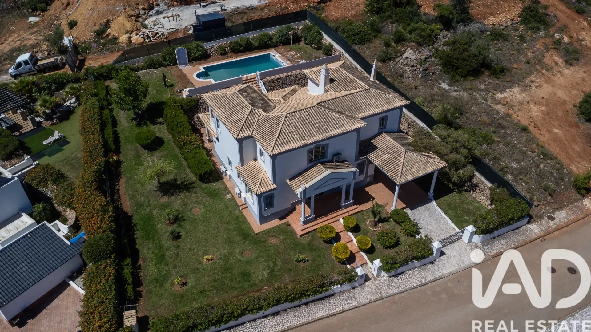 Contemporary 4-Bedroom Villa with Pool in Coastal Albufeira - View image 6 of 37