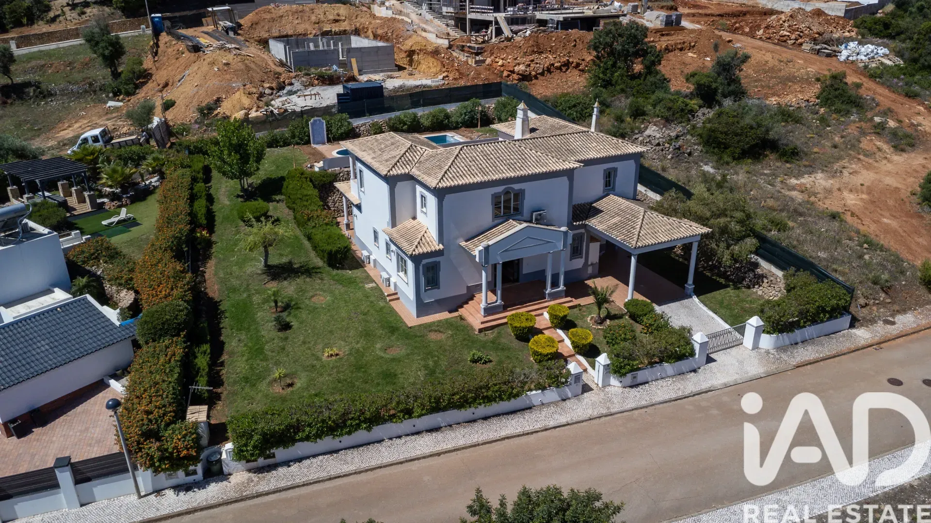Contemporary 4-Bedroom Villa with Pool in Coastal Albufeira - View image 7 of 37