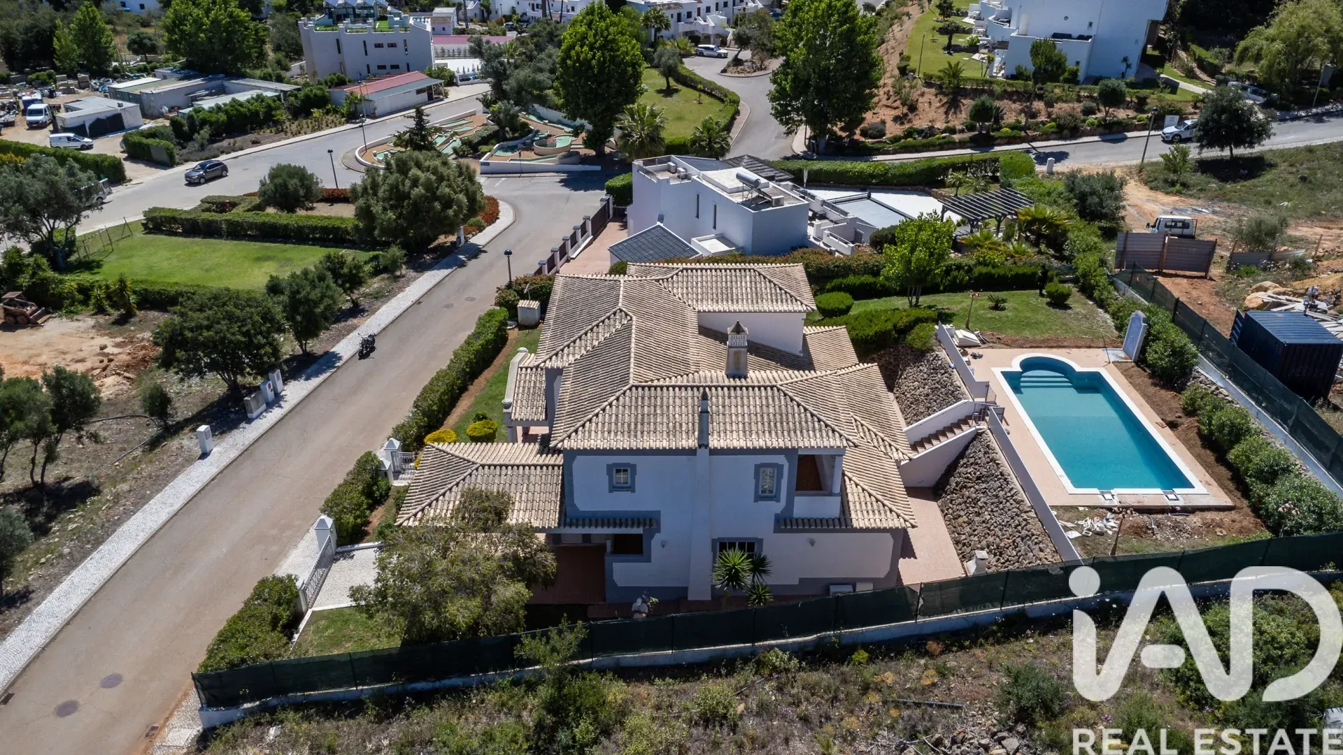 Contemporary 4-Bedroom Villa with Pool in Coastal Albufeira - View image 8 of 37