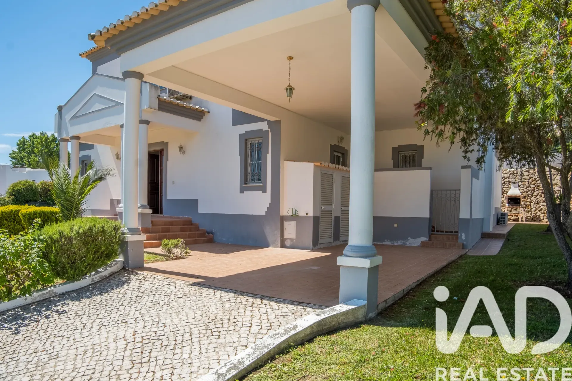 Contemporary 4-Bedroom Villa with Pool in Coastal Albufeira - View image 9 of 37