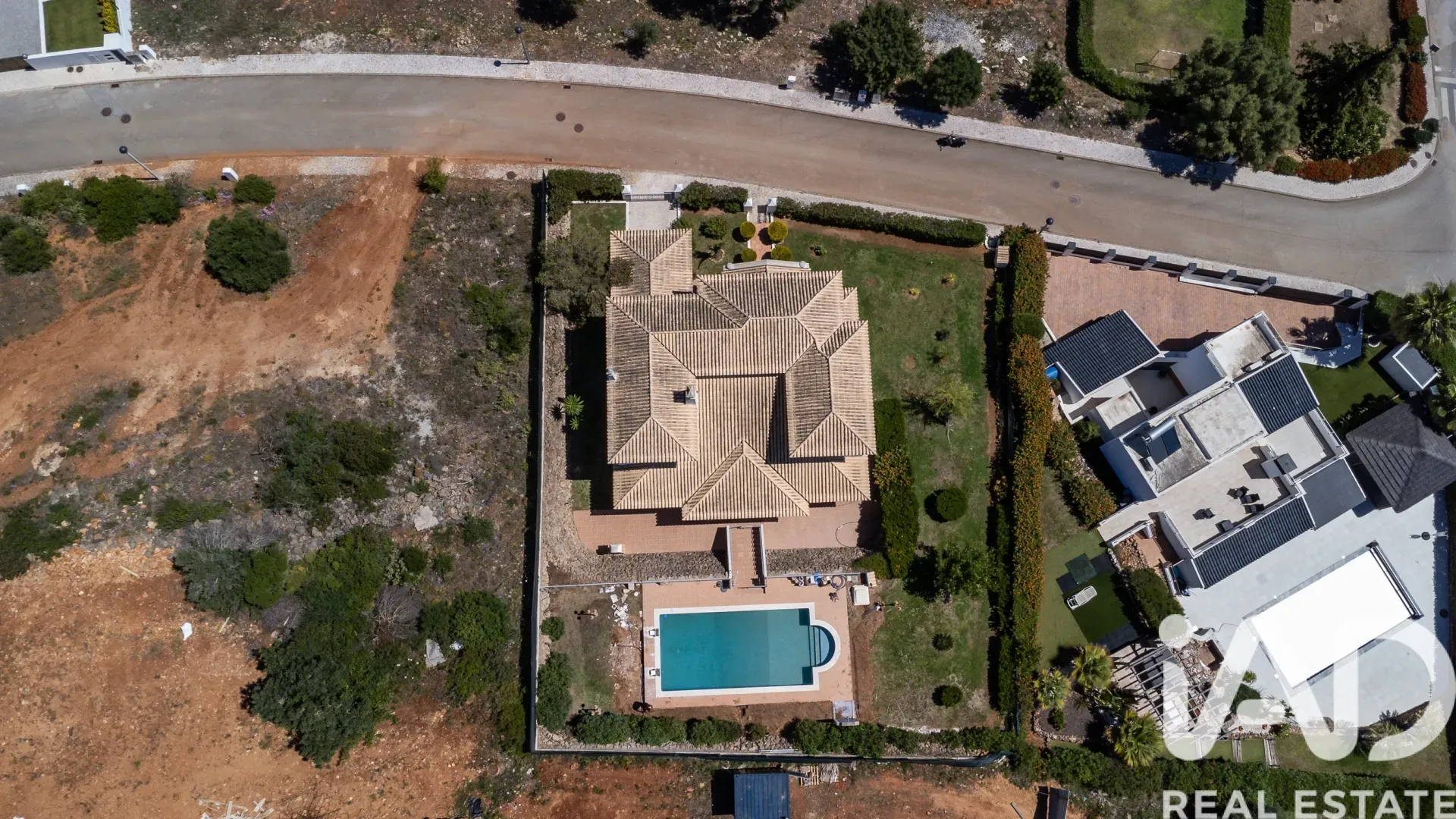 Contemporary 4-Bedroom Villa with Pool in Coastal Albufeira - View image 10 of 37