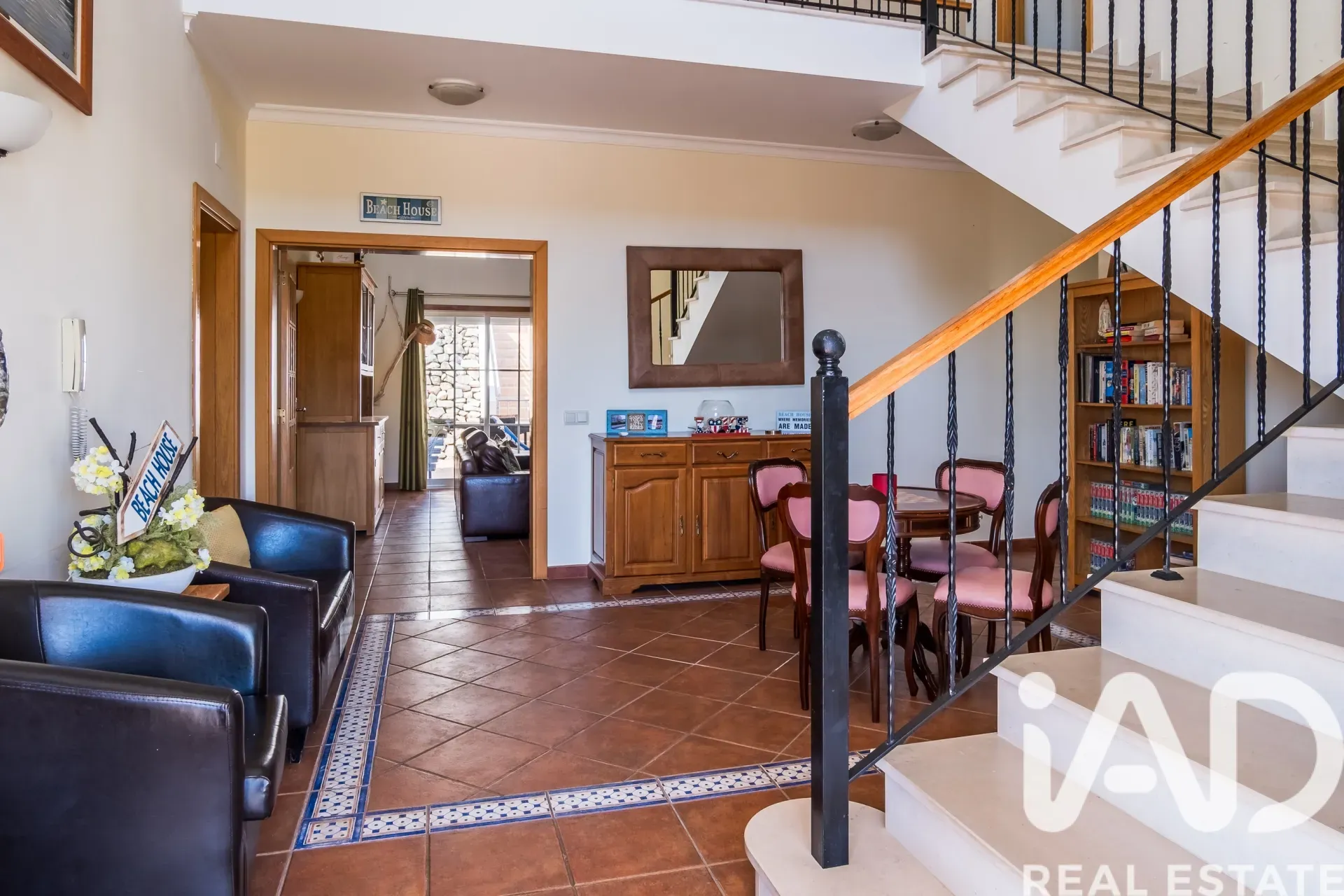 Contemporary 4-Bedroom Villa with Pool in Coastal Albufeira - View image 11 of 37