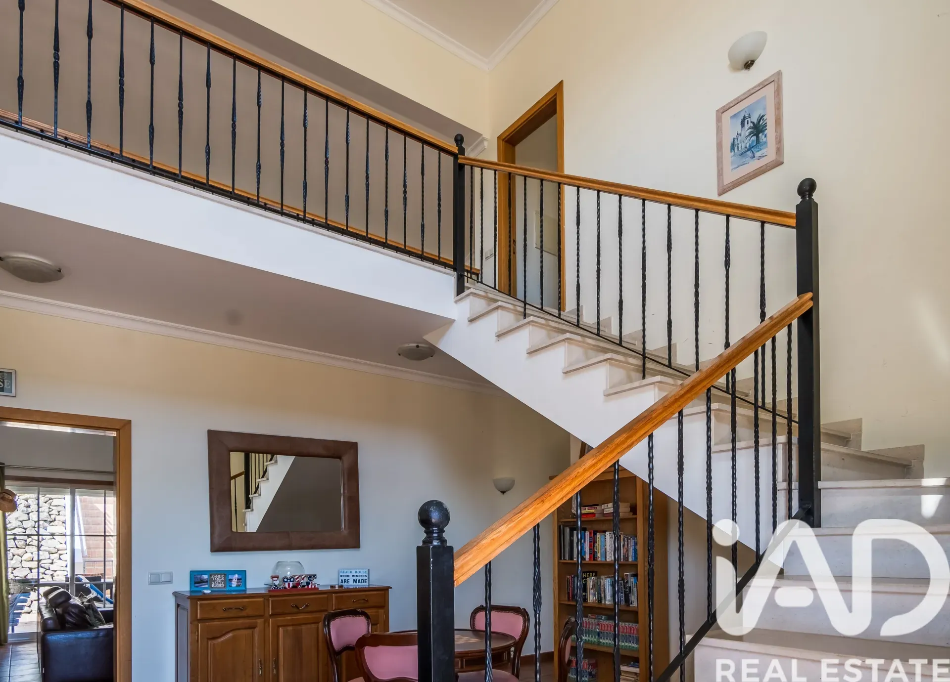 Contemporary 4-Bedroom Villa with Pool in Coastal Albufeira - View image 12 of 37
