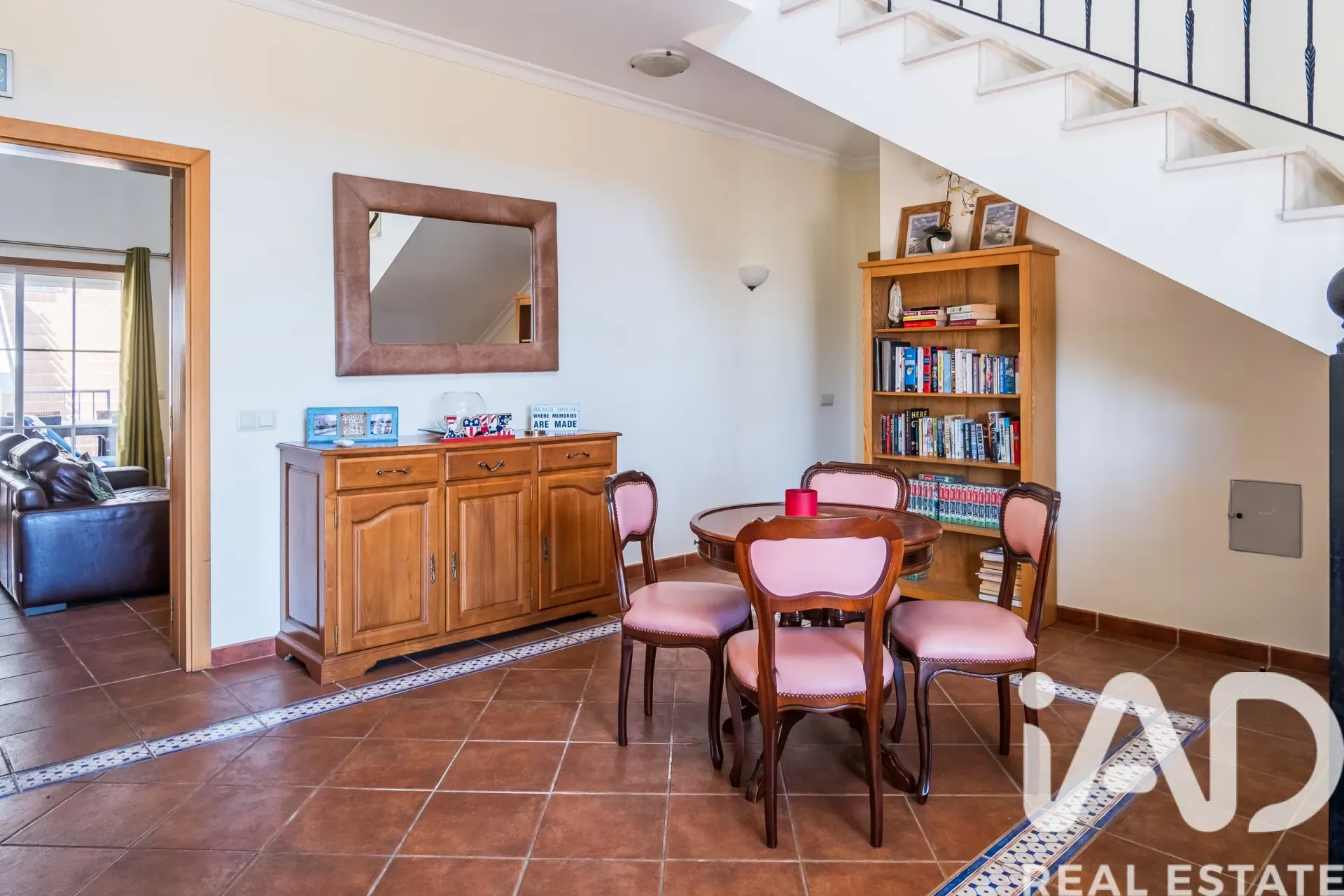 Contemporary 4-Bedroom Villa with Pool in Coastal Albufeira - View image 15 of 37