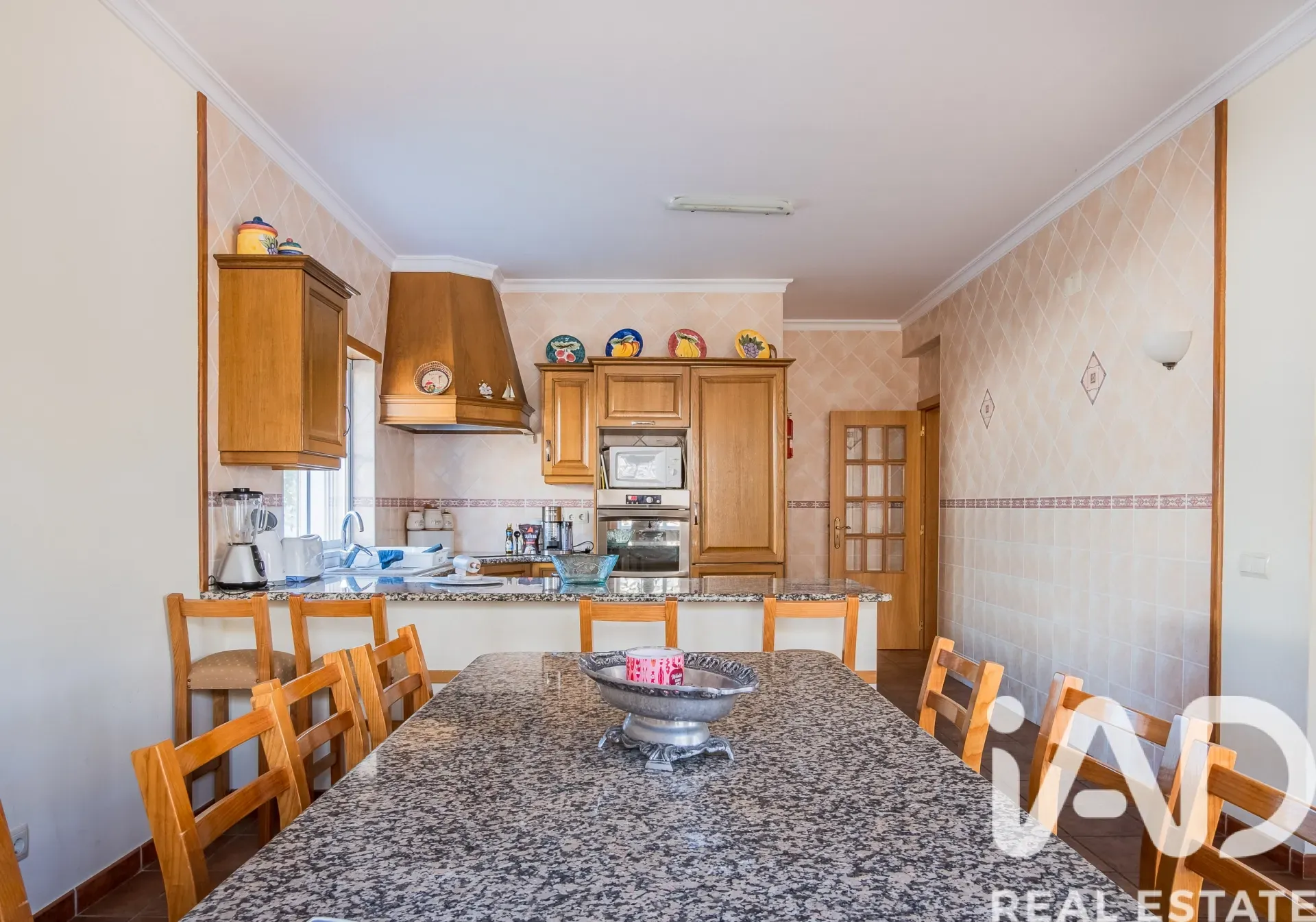 Contemporary 4-Bedroom Villa with Pool in Coastal Albufeira - View image 18 of 37