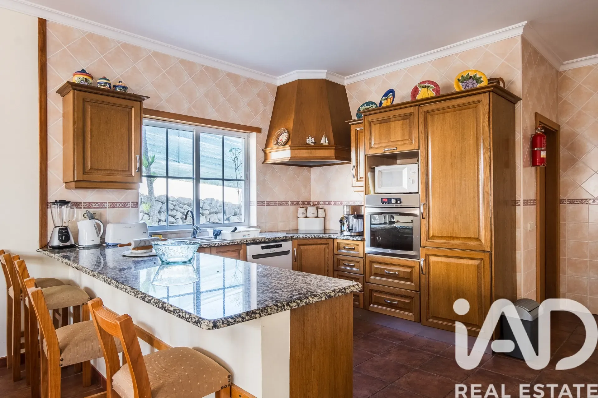 Contemporary 4-Bedroom Villa with Pool in Coastal Albufeira - View image 19 of 37