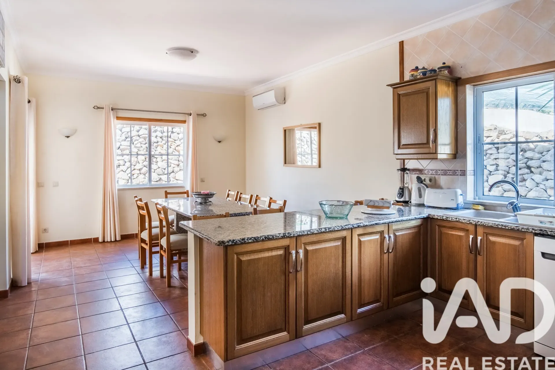 Contemporary 4-Bedroom Villa with Pool in Coastal Albufeira - View image 23 of 37