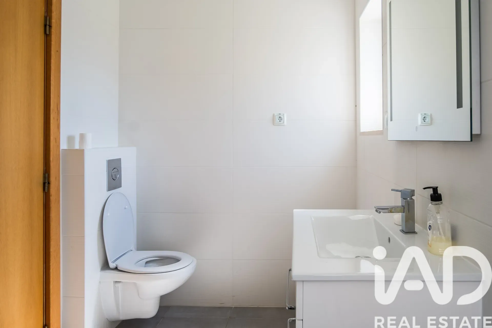 Contemporary 4-Bedroom Villa with Pool in Coastal Albufeira - View image 27 of 37