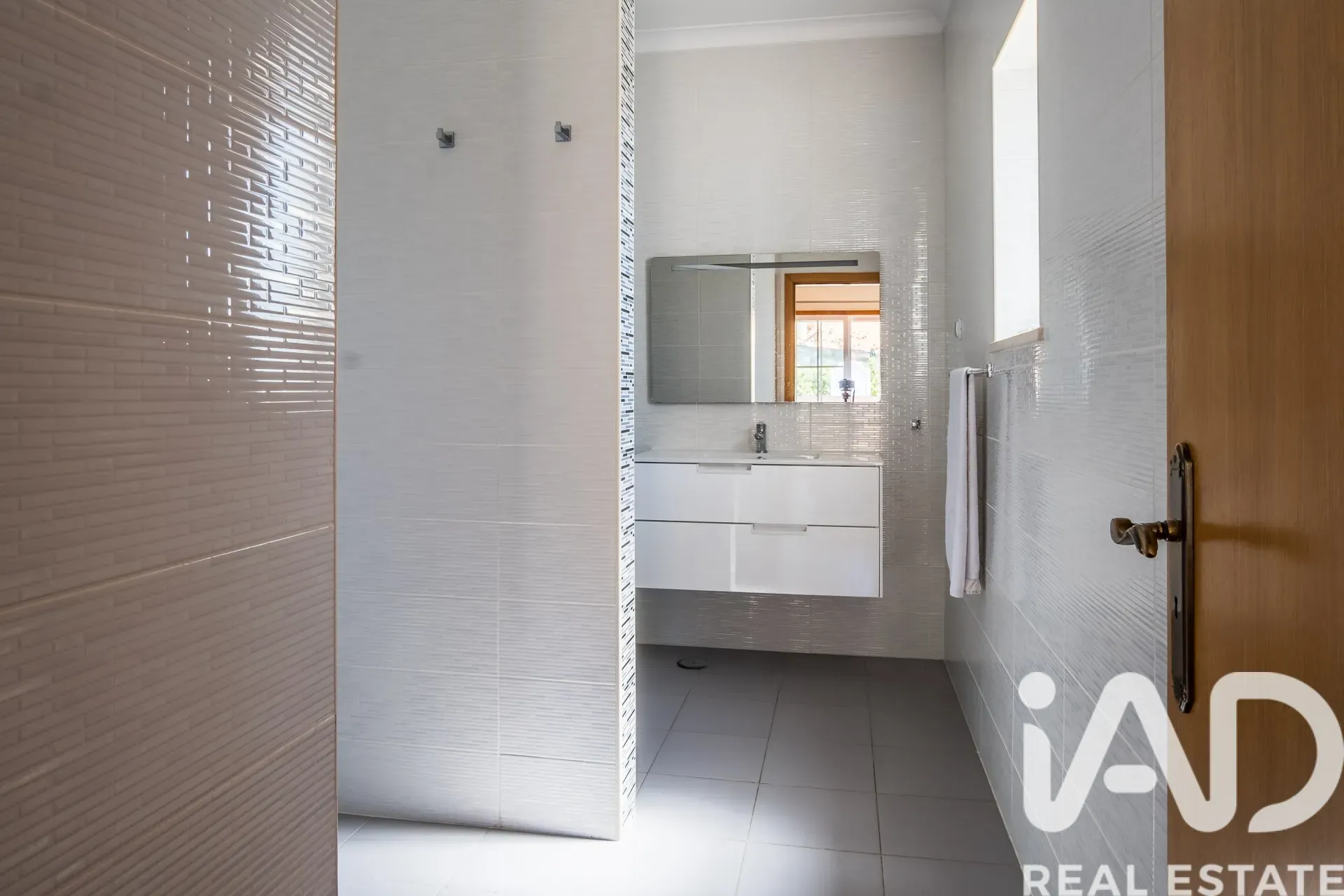 Contemporary 4-Bedroom Villa with Pool in Coastal Albufeira - View image 36 of 37