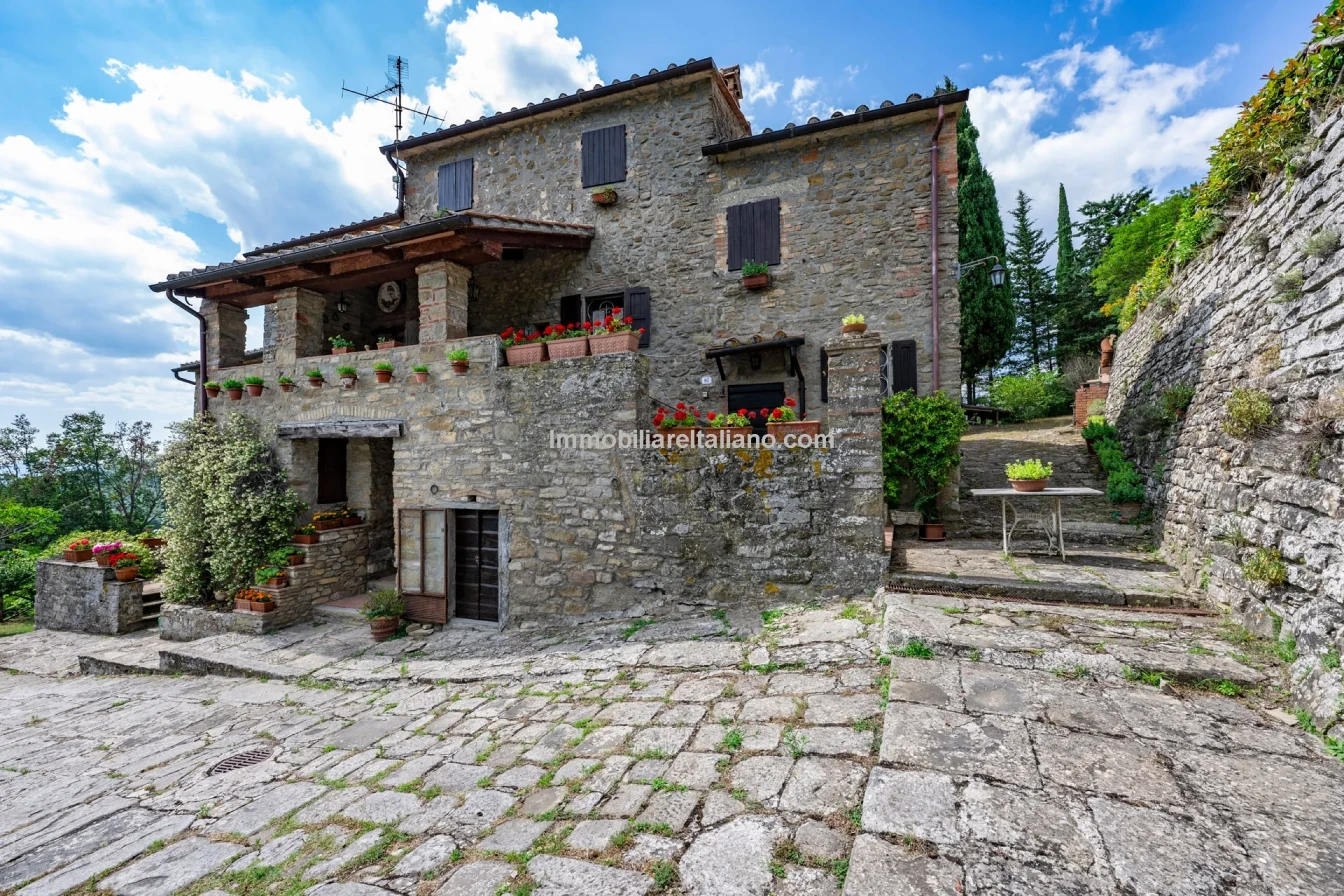 8-Bedroom Tuscan Farmhouse with Olive Grove in Sansepolcro, Arezzo - Image 1
