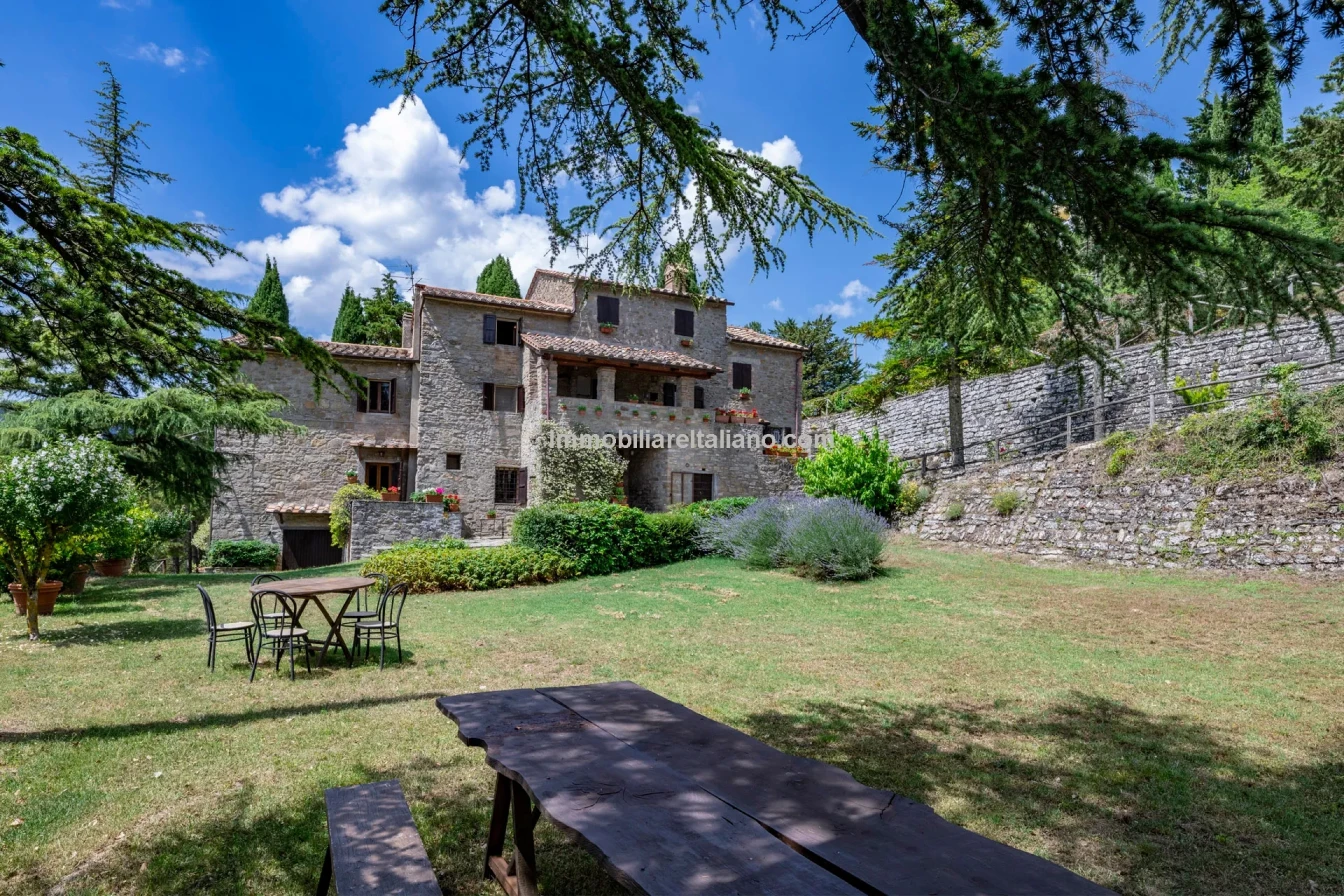 8-Bedroom Tuscan Farmhouse with Olive Grove in Sansepolcro, Arezzo - Image 3