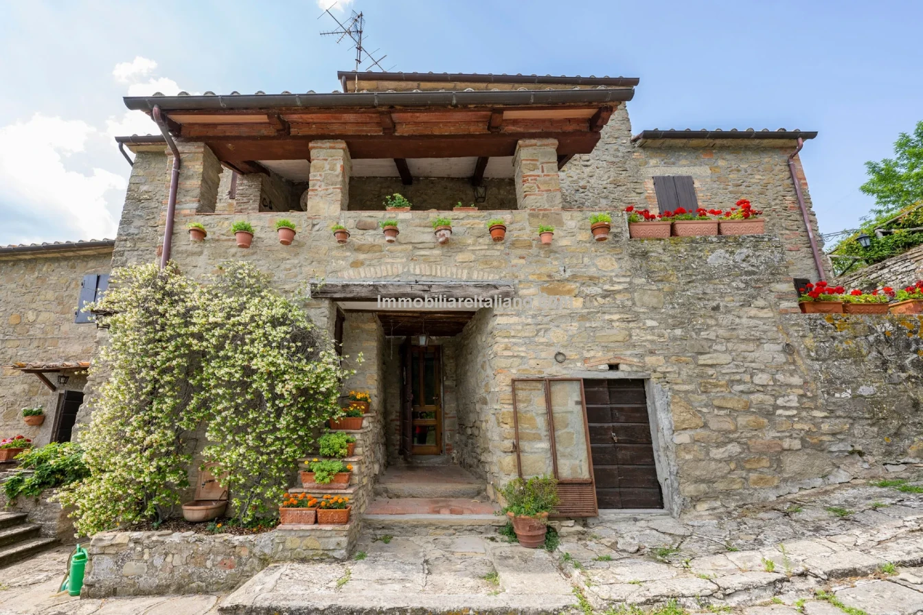 8-Bedroom Tuscan Farmhouse with Olive Grove in Sansepolcro, Arezzo - View image 12 of 62
