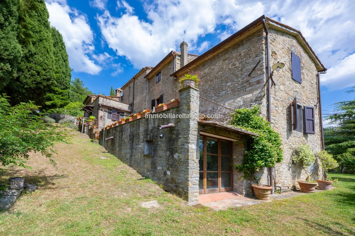 8-Bedroom Tuscan Farmhouse with Olive Grove in Sansepolcro, Arezzo - View image 18 of 62