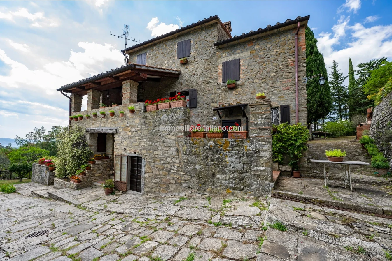 8-Bedroom Tuscan Farmhouse with Olive Grove in Sansepolcro, Arezzo - View image 25 of 62