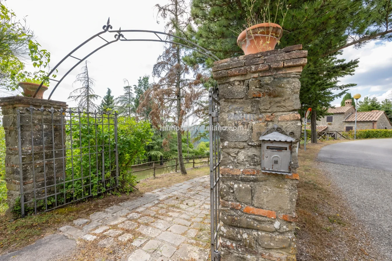 8-Bedroom Tuscan Farmhouse with Olive Grove in Sansepolcro, Arezzo - View image 31 of 62