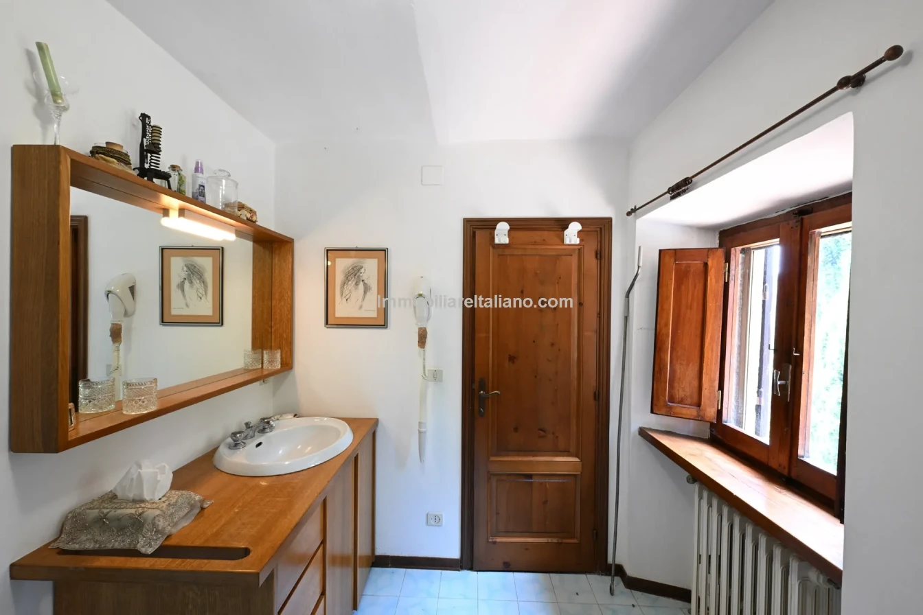 8-Bedroom Tuscan Farmhouse with Olive Grove in Sansepolcro, Arezzo - View image 40 of 62