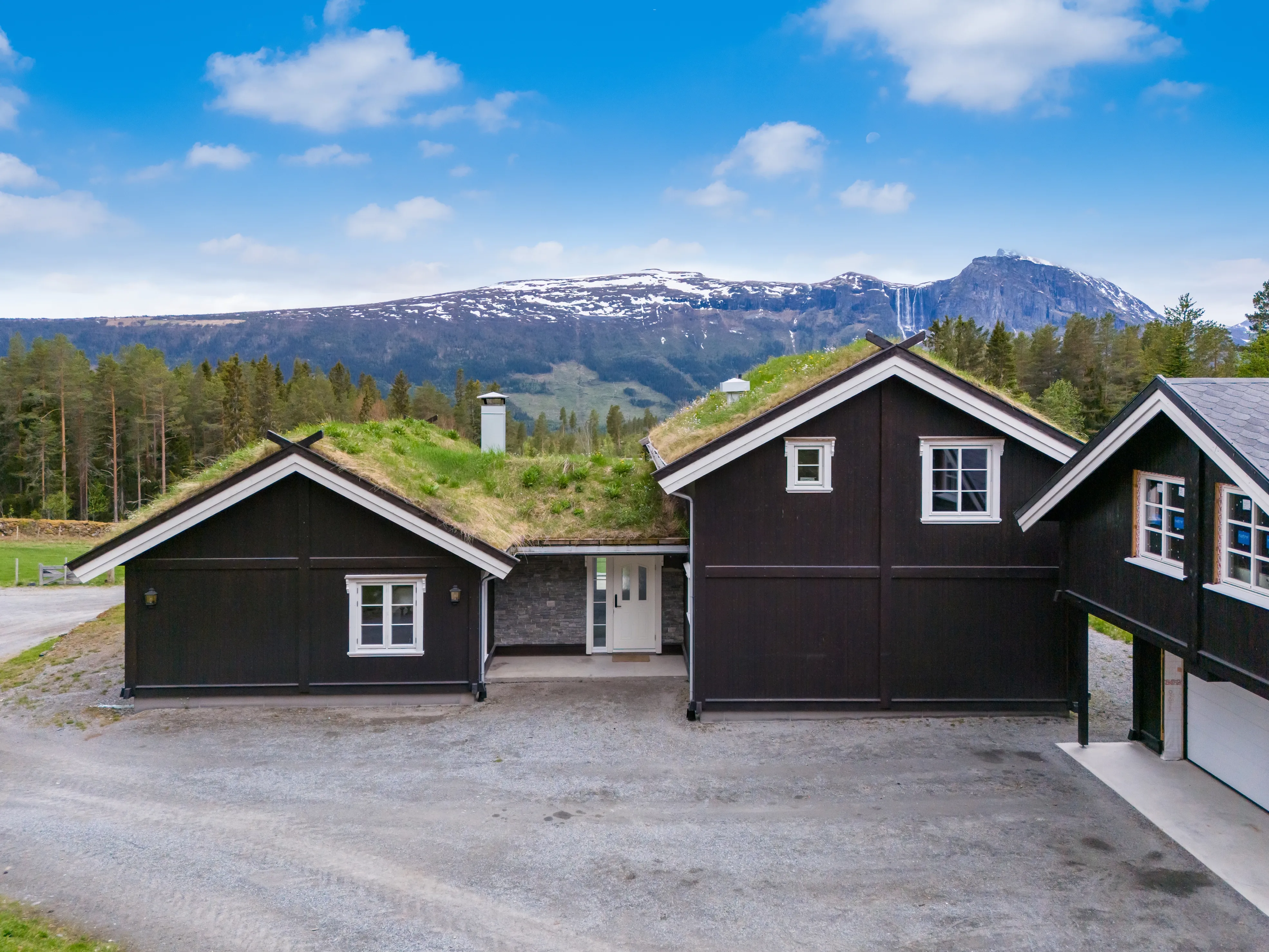 Contemporary 3-Bedroom House with Mountain Views in Hemsedal, Norway - Image 2