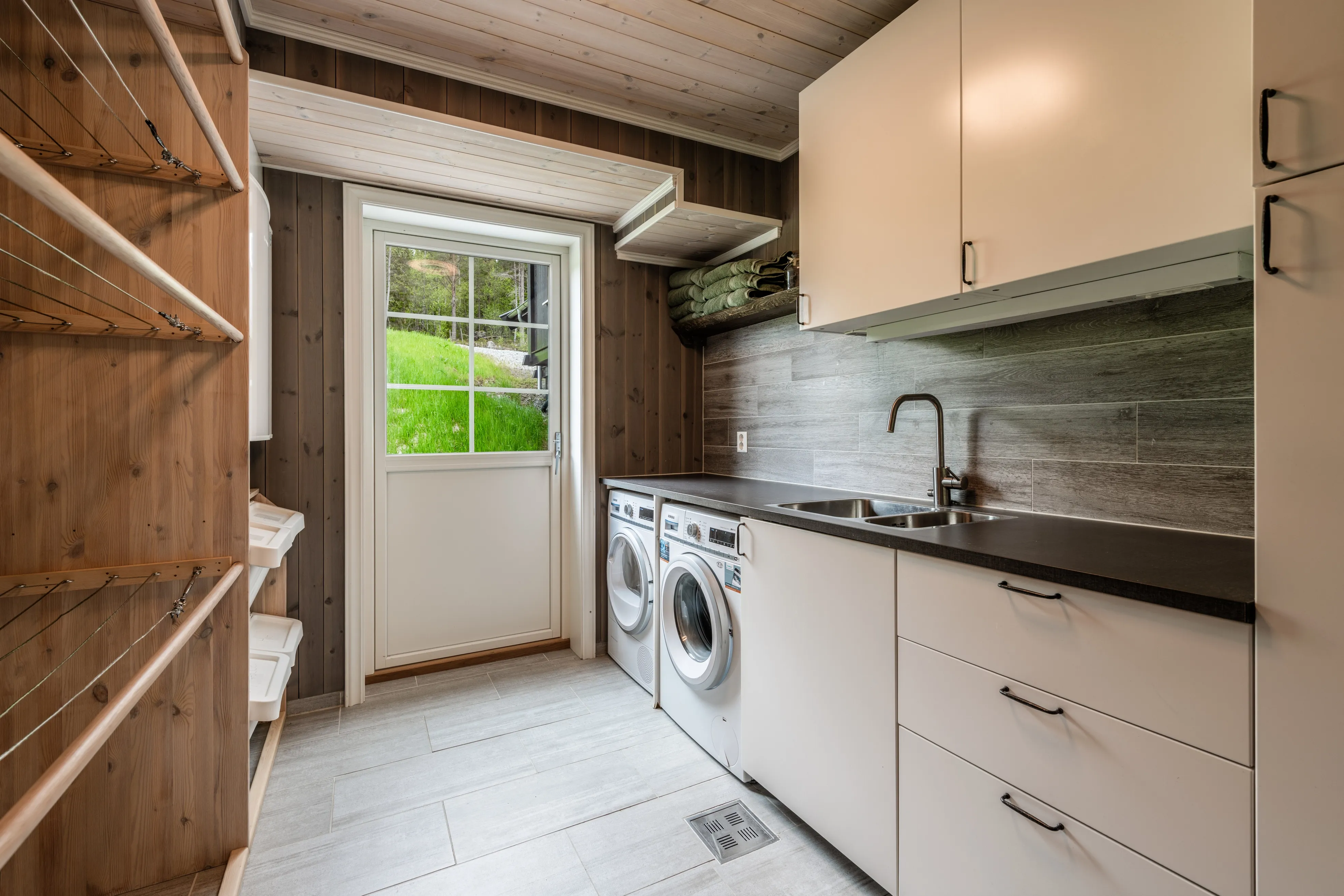 Contemporary 3-Bedroom House with Mountain Views in Hemsedal, Norway - View image 25 of 45