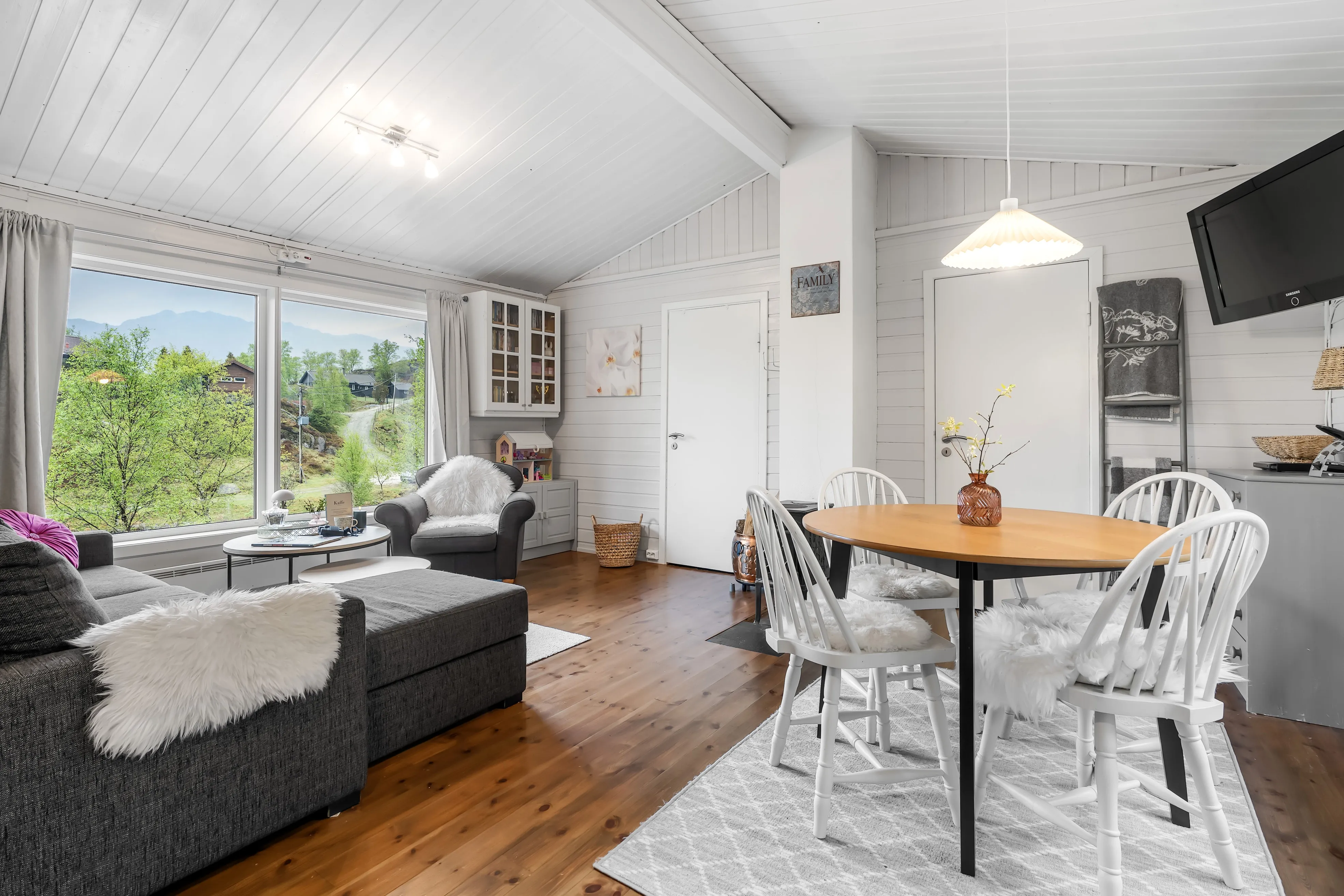 1970s Norwegian Cabin with Expansive Terrace and Garden in Bjerkreim - View image 13 of 27