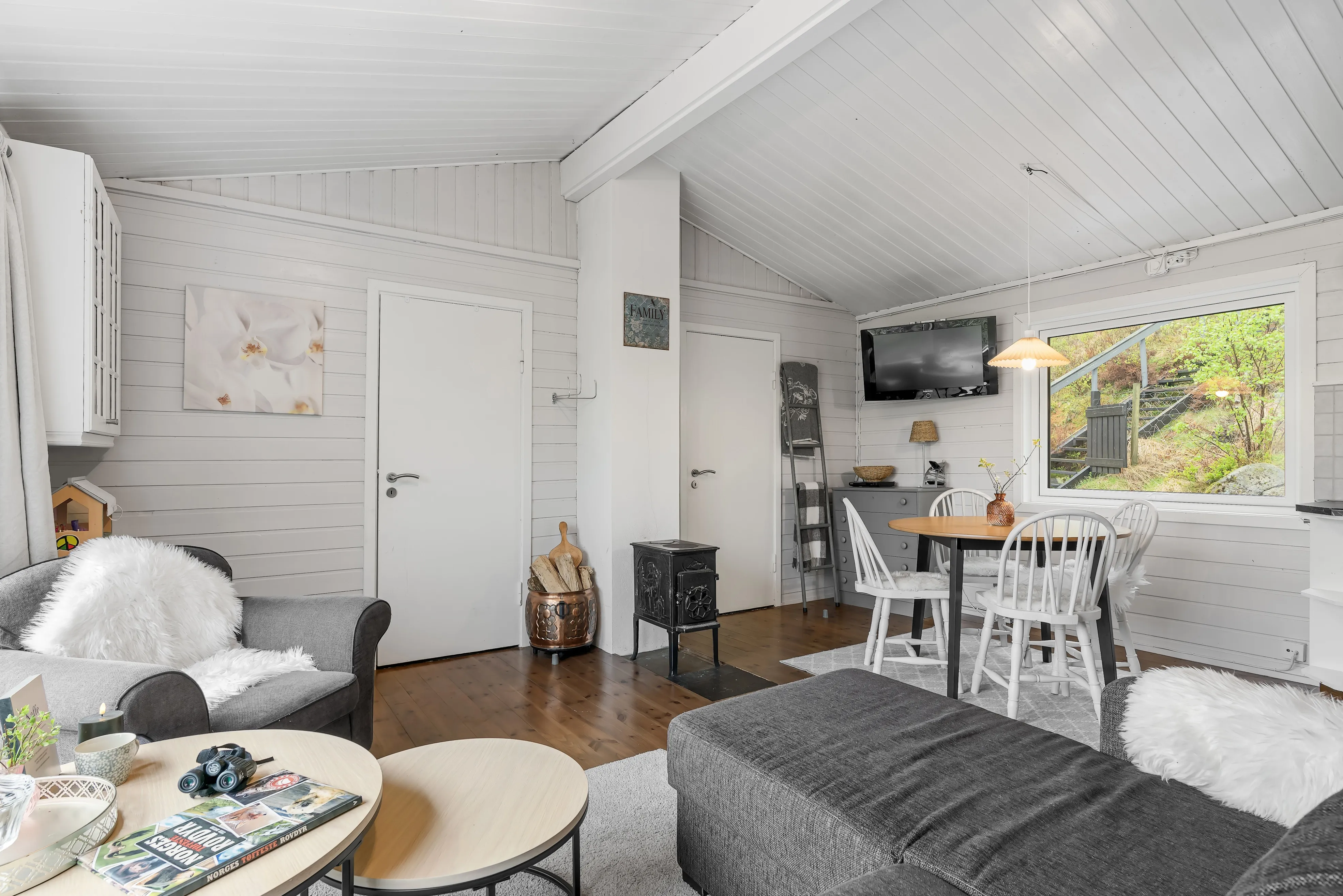 1970s Norwegian Cabin with Expansive Terrace and Garden in Bjerkreim - View image 15 of 27