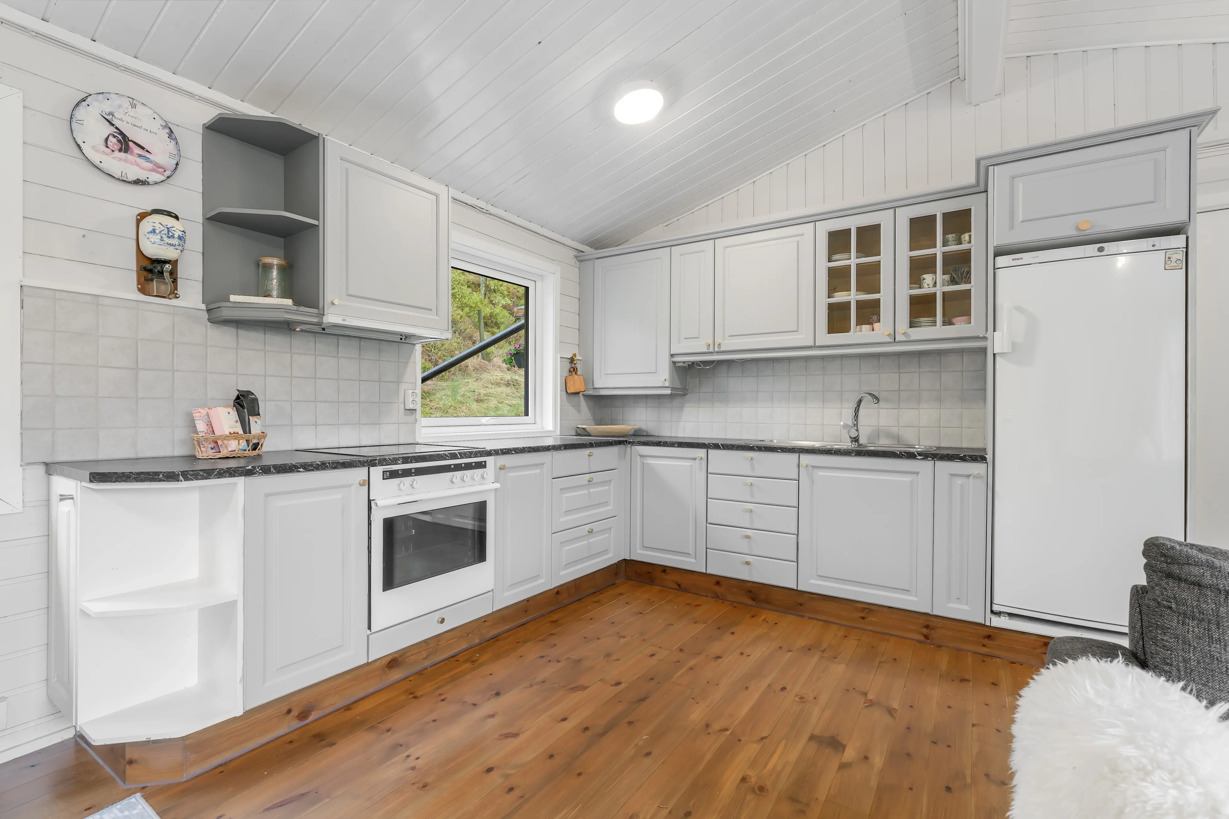 1970s Norwegian Cabin with Expansive Terrace and Garden in Bjerkreim - View image 17 of 27