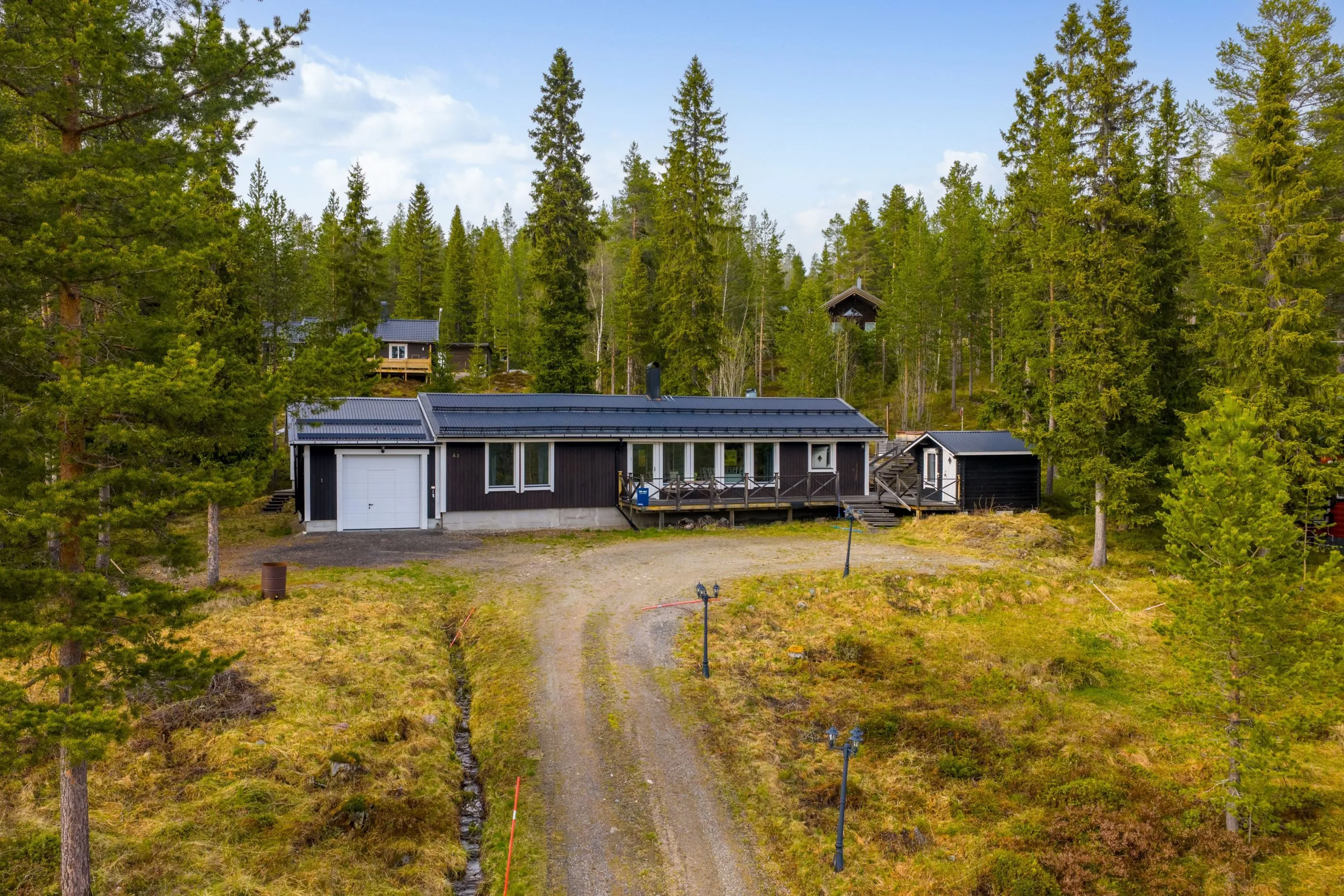 Residenza svedese degli anni '70 con piscina e ampi terreni a Lofsdalen - Image 1