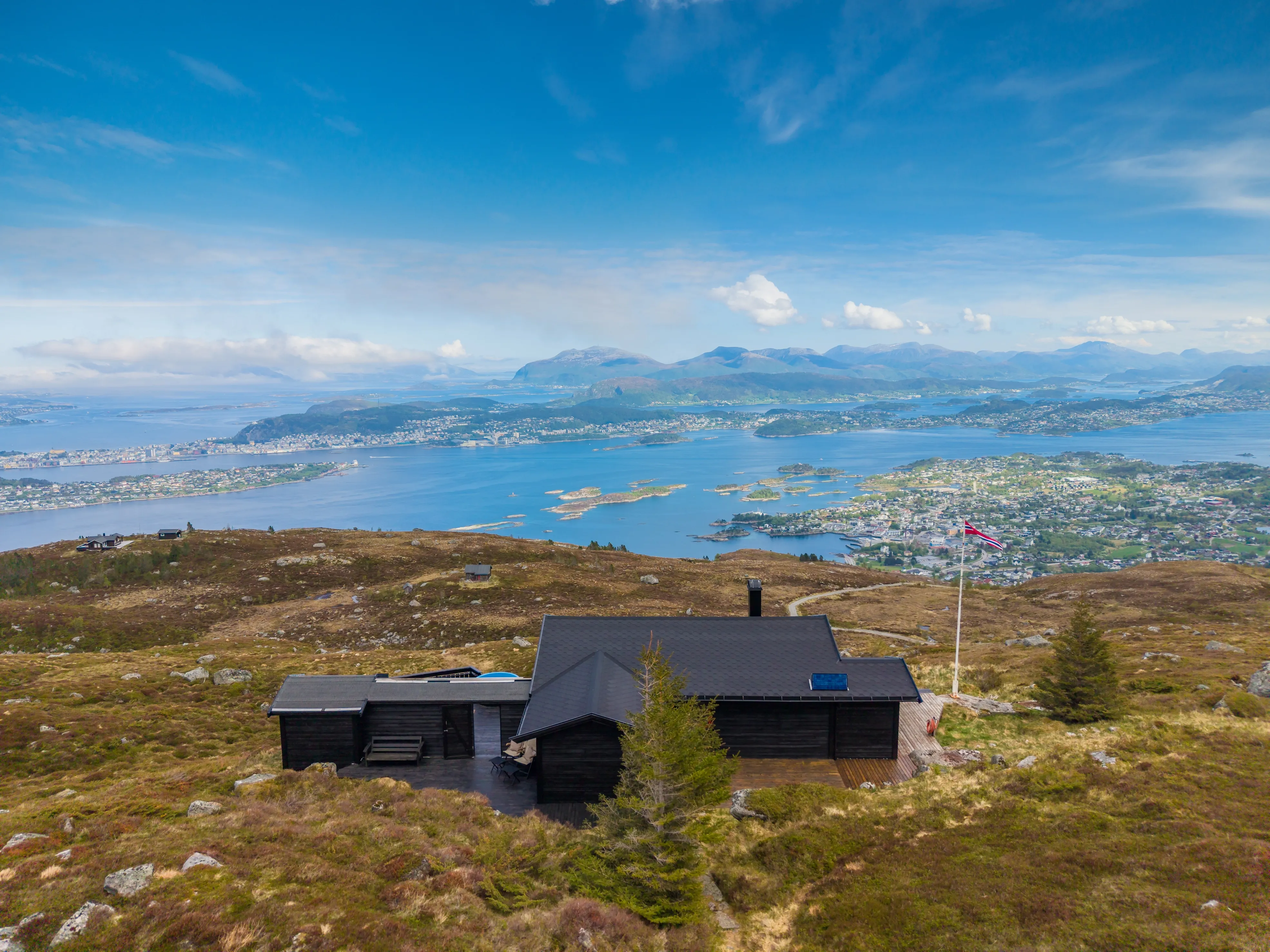 Rustic 1970s Cabin with Pool and Terrace in Scenic Norwegian Highlands - Image 1
