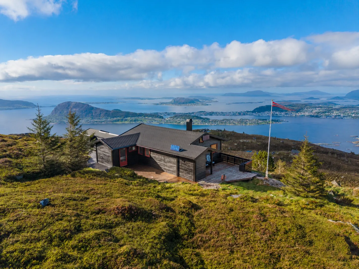Rustic 1970s Cabin with Pool and Terrace in Scenic Norwegian Highlands - Image 2