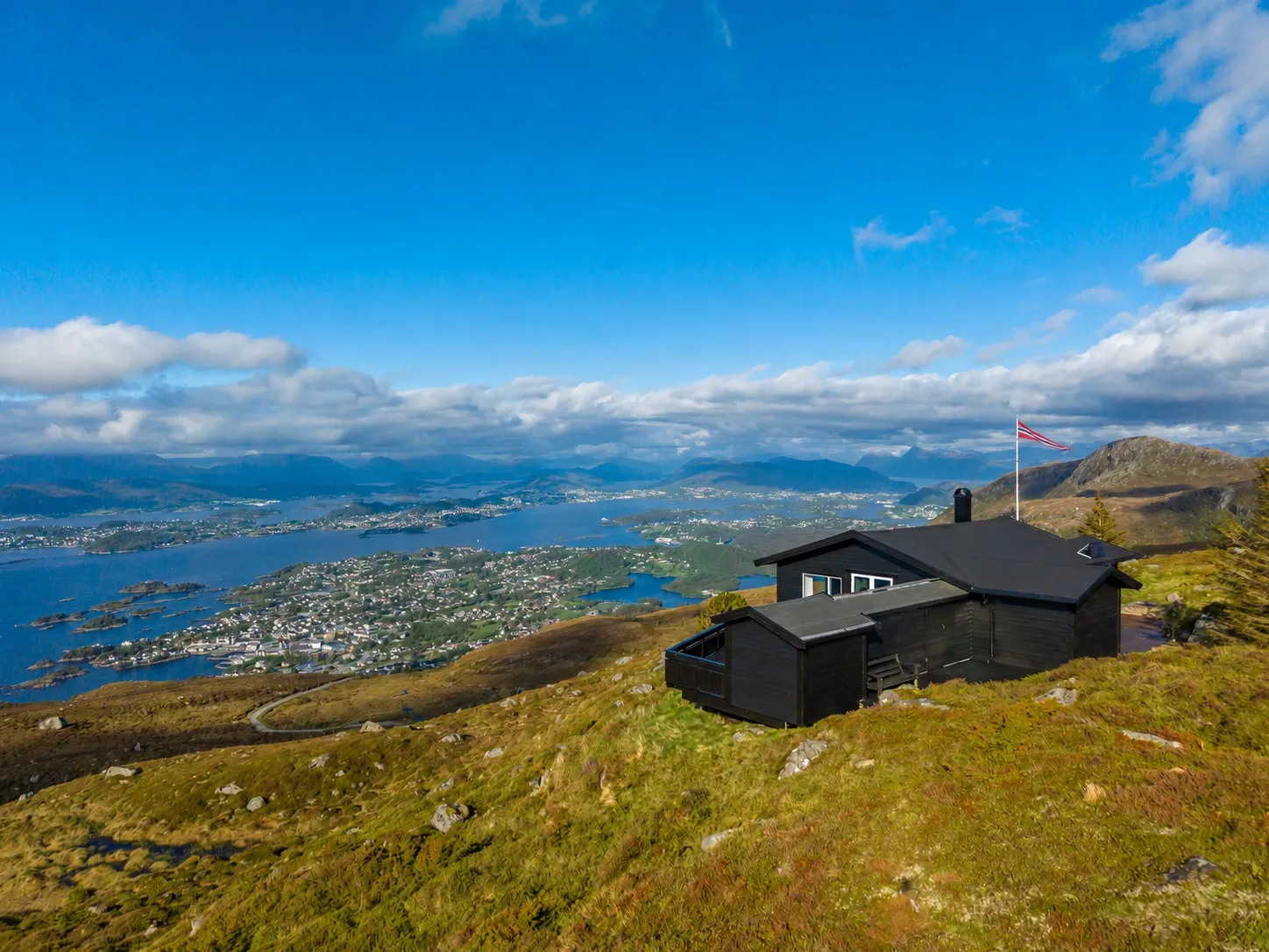 Rustic 1970s Cabin with Pool and Terrace in Scenic Norwegian Highlands - Image 3