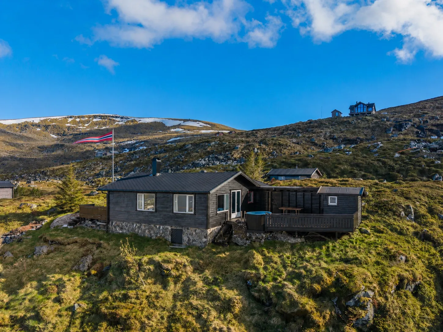 Rustic 1970s Cabin with Pool and Terrace in Scenic Norwegian Highlands - Image 4