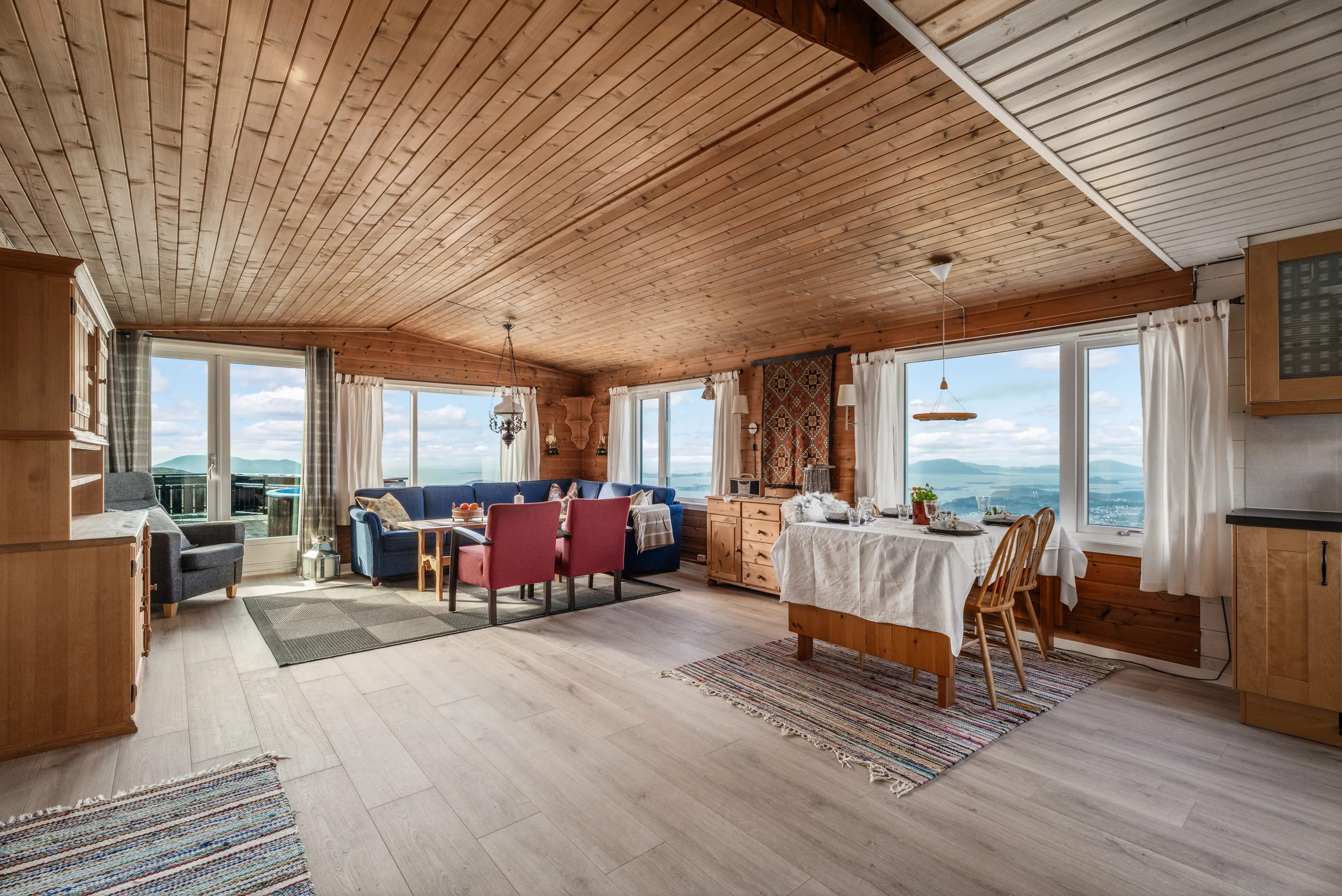 Rustic 1970s Cabin with Pool and Terrace in Scenic Norwegian Highlands - View image 7 of 25