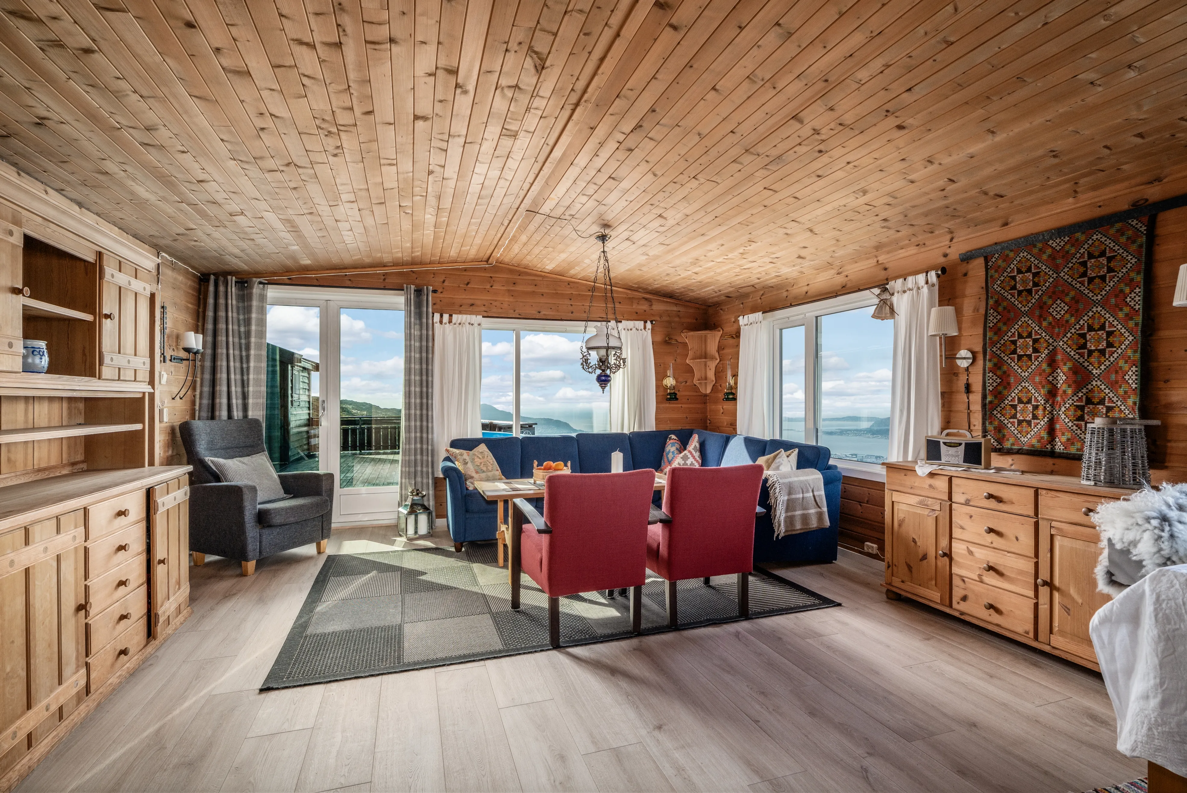 Rustic 1970s Cabin with Pool and Terrace in Scenic Norwegian Highlands - View image 8 of 25