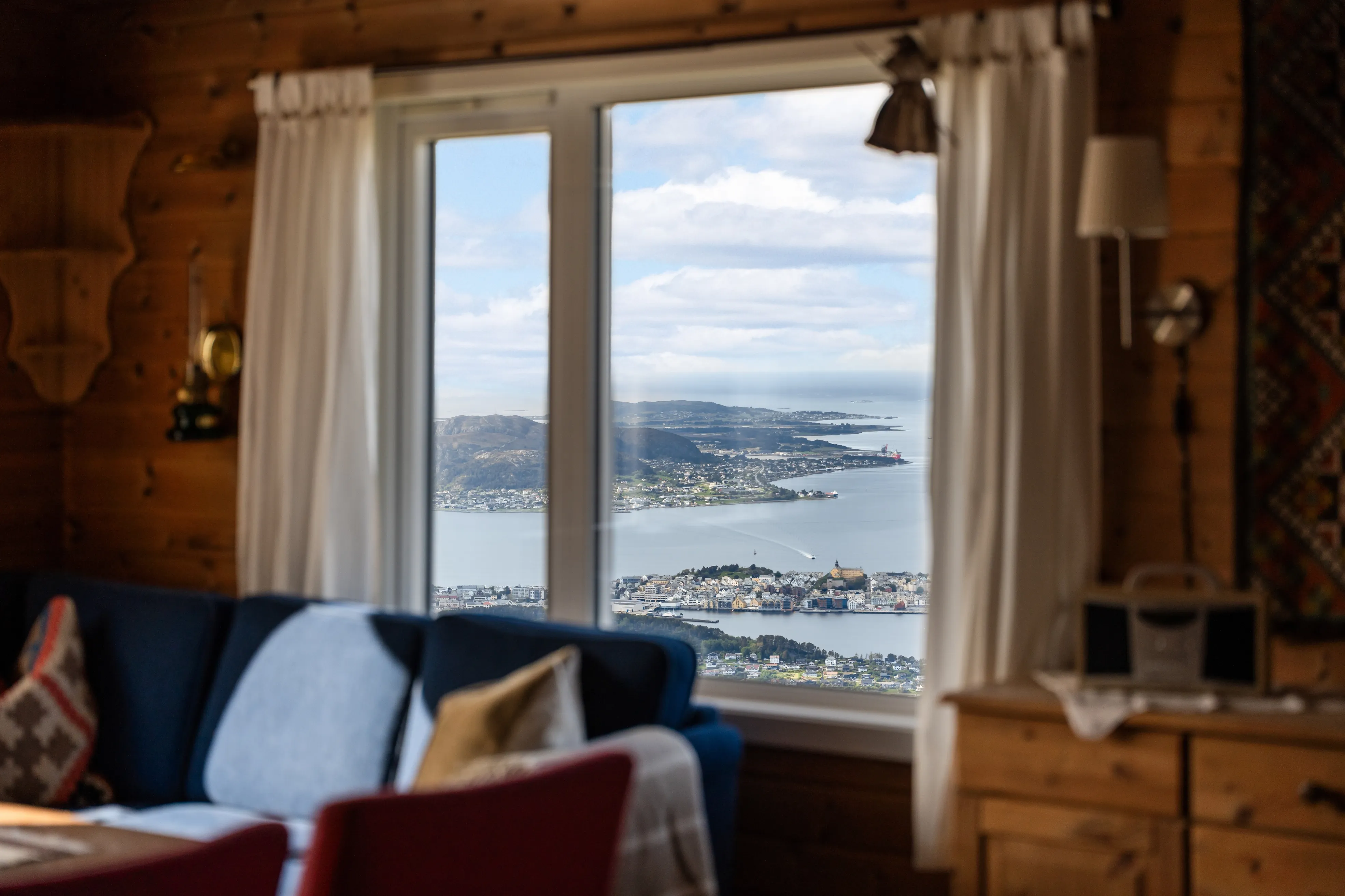 Rustic 1970s Cabin with Pool and Terrace in Scenic Norwegian Highlands - View image 9 of 25
