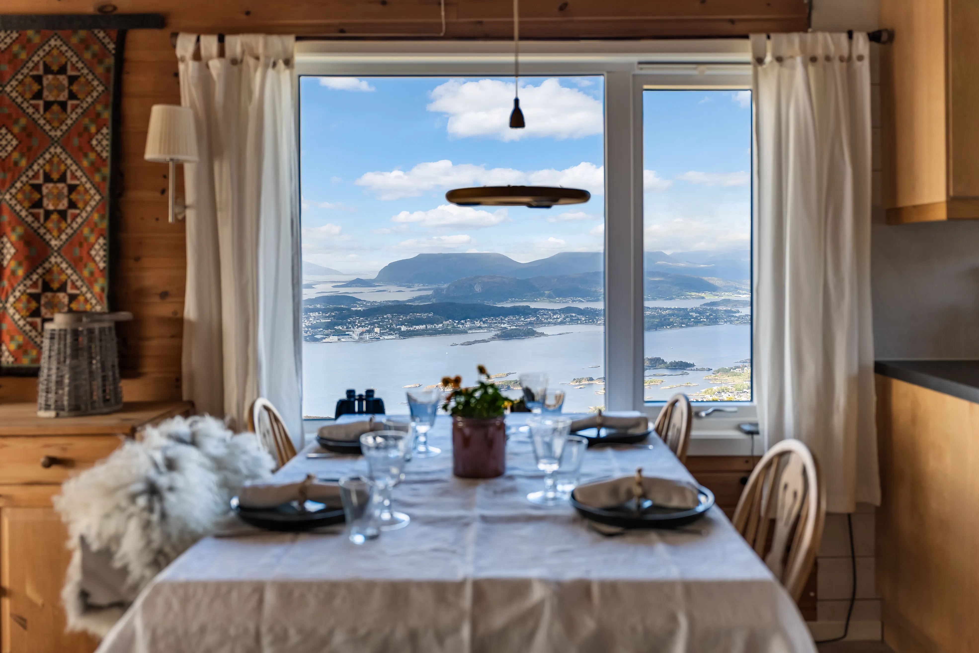 Rustic 1970s Cabin with Pool and Terrace in Scenic Norwegian Highlands - View image 11 of 25