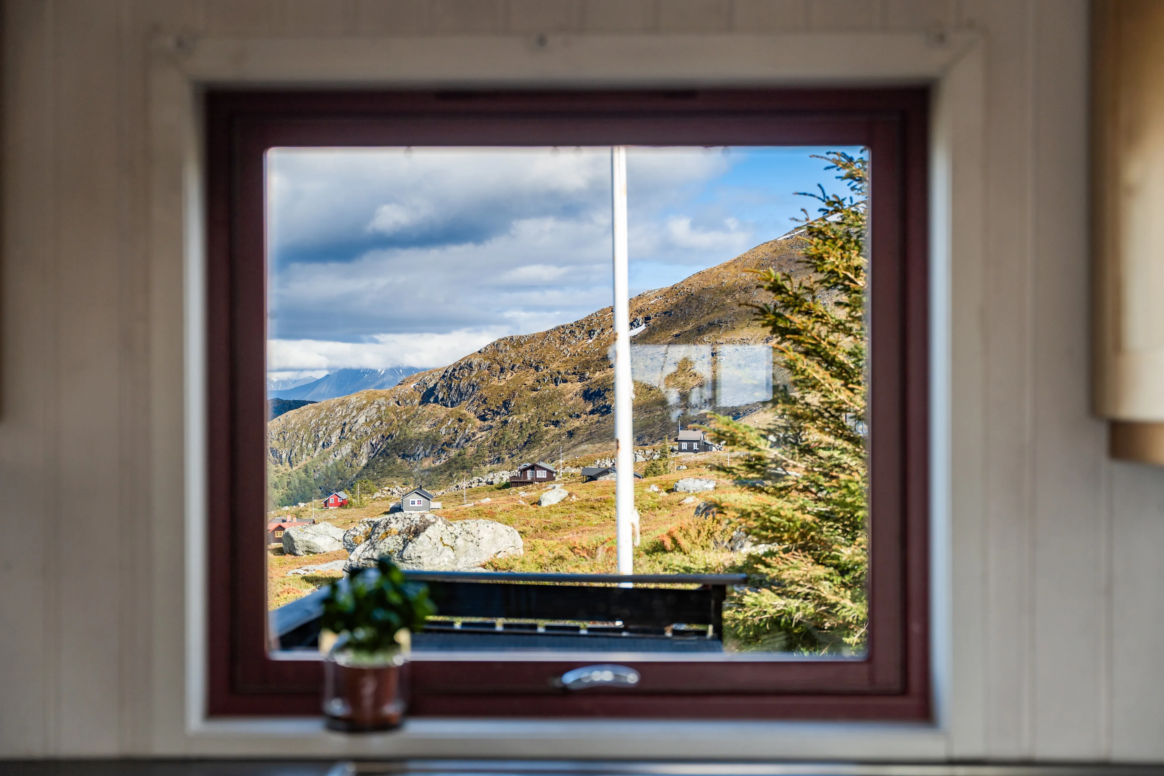 Rustic 1970s Cabin with Pool and Terrace in Scenic Norwegian Highlands - View image 20 of 25