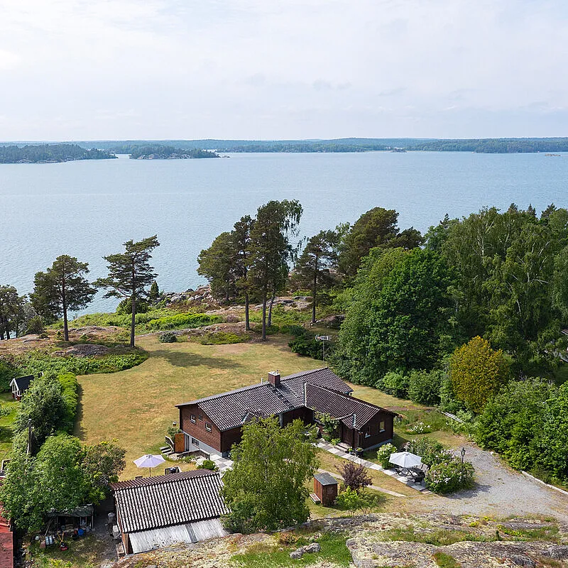 1950s Swedish Coastal Retreat with Expansive Garden and Terrace