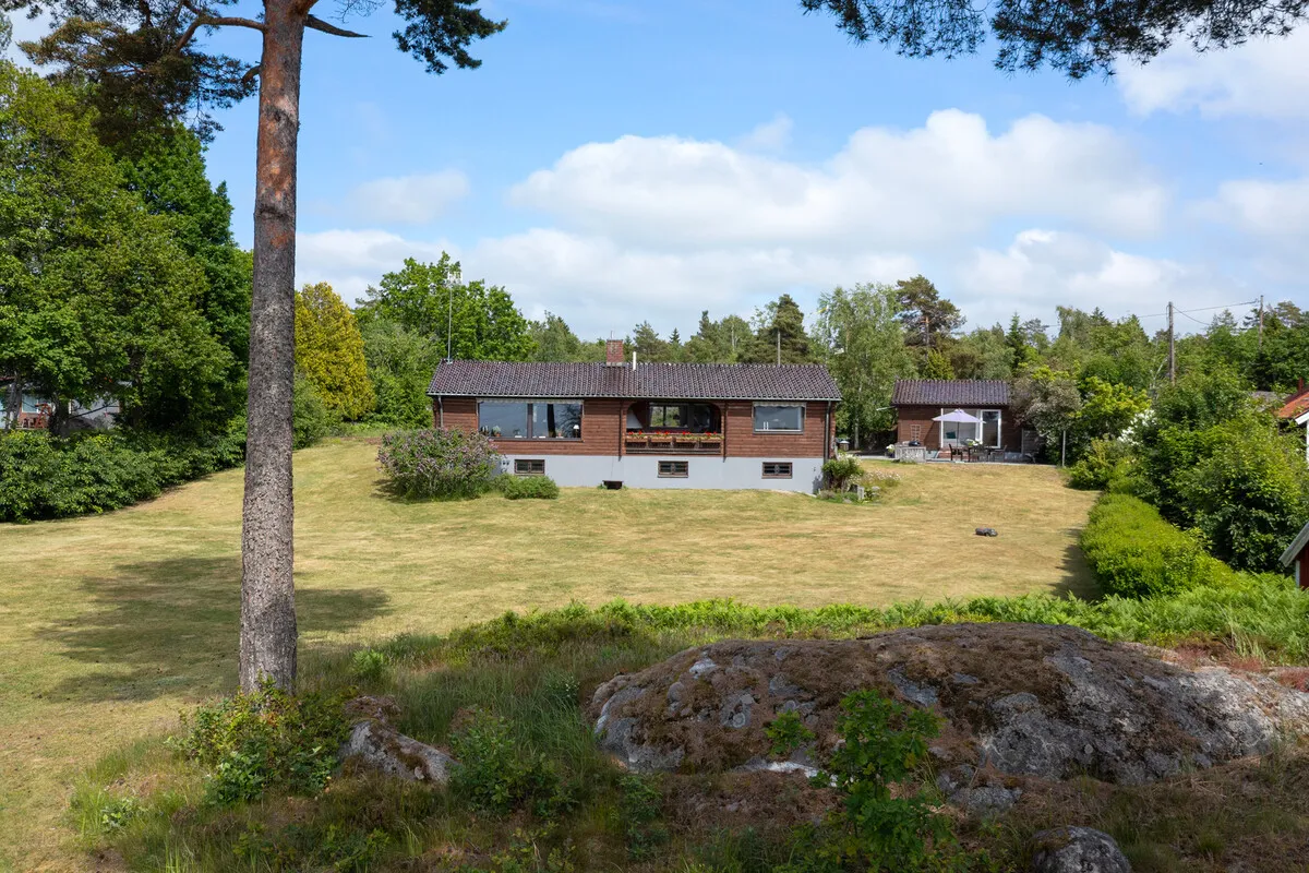 1950s Swedish Coastal Retreat with Expansive Garden and Terrace - Image 3