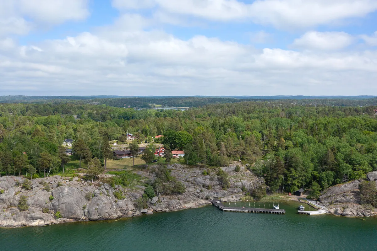 1950s Swedish Coastal Retreat with Expansive Garden and Terrace - Image 4
