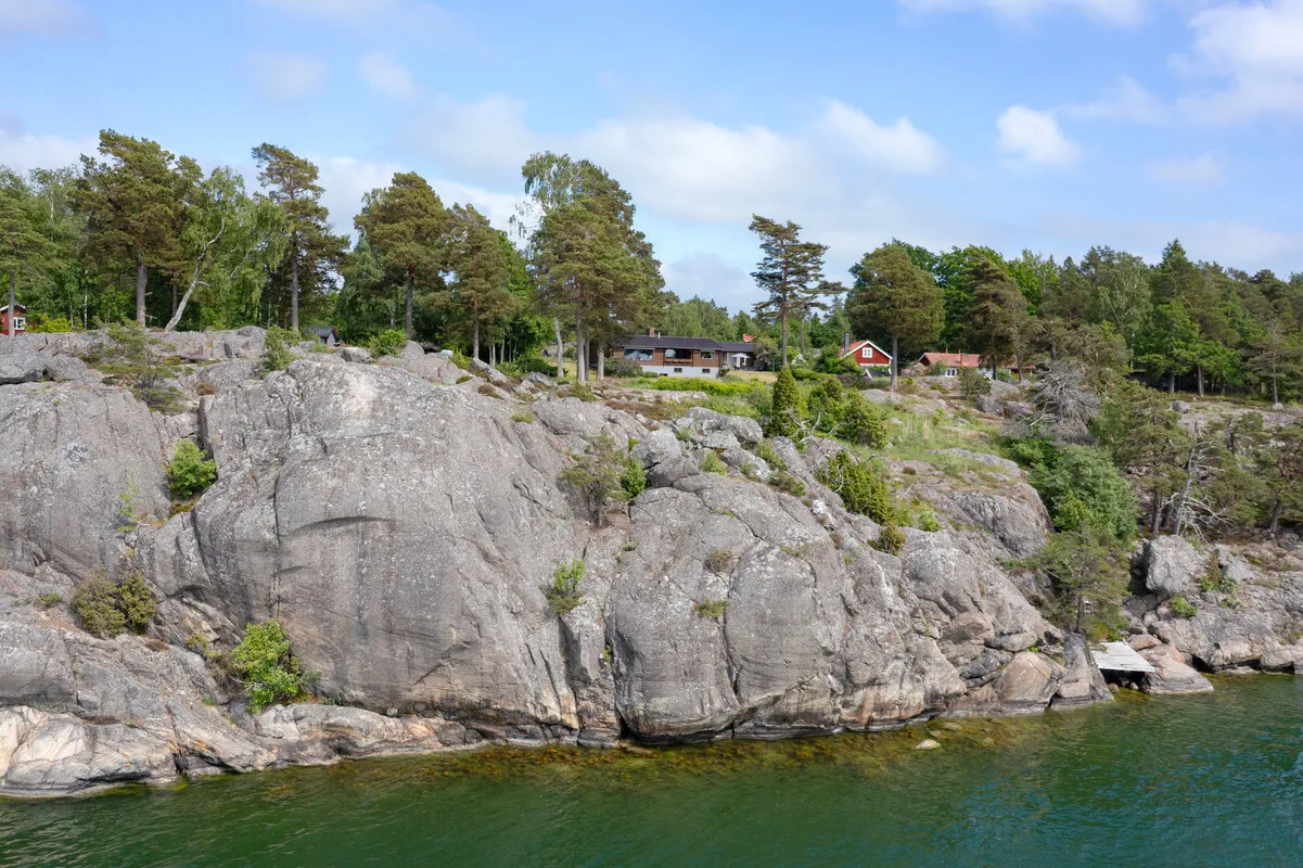 1950s Swedish Coastal Retreat with Expansive Garden and Terrace - Image 5