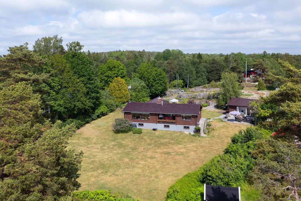 1950s Swedish Coastal Retreat with Expansive Garden and Terrace - View image 7 of 38