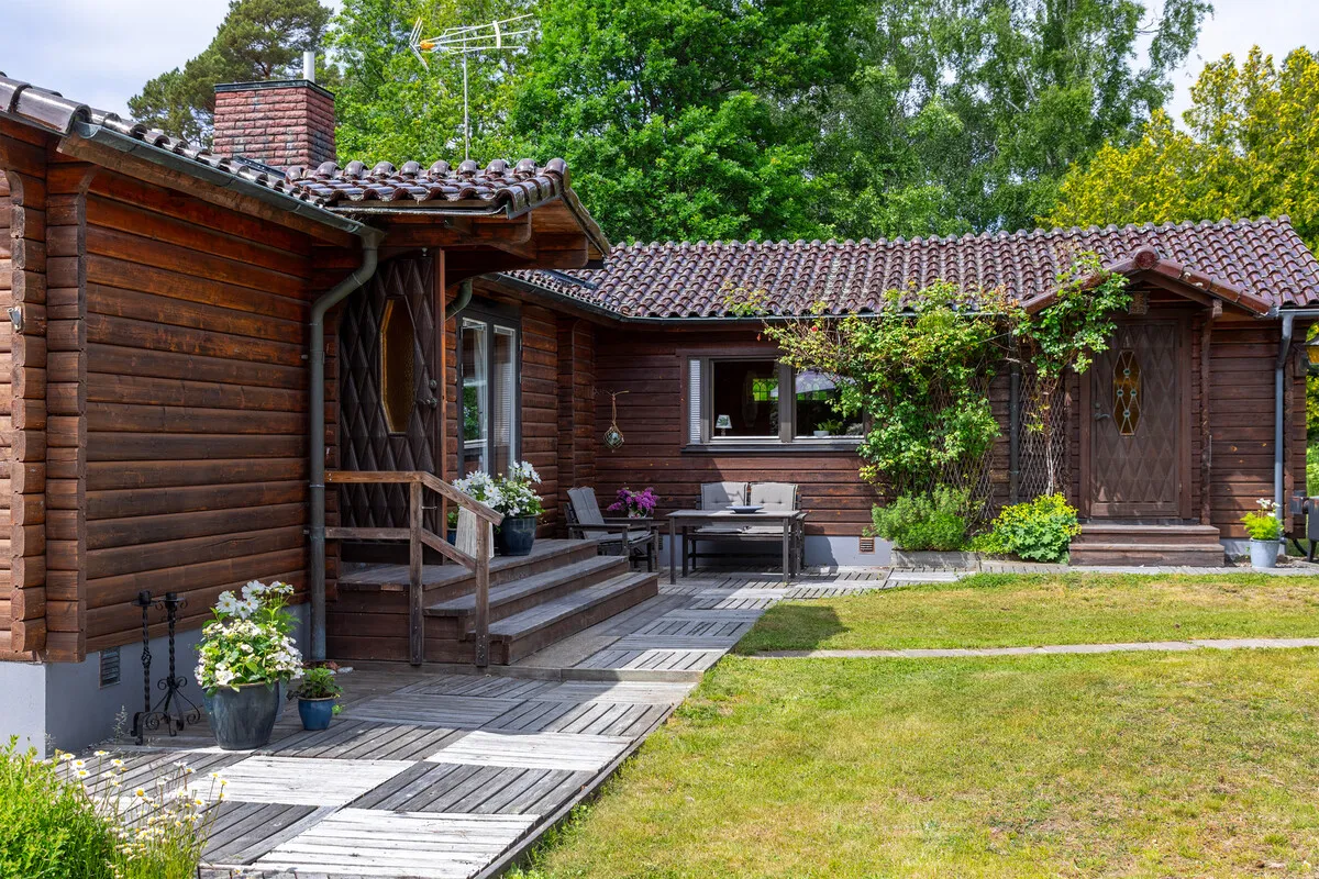 1950s Swedish Coastal Retreat with Expansive Garden and Terrace - View image 8 of 38