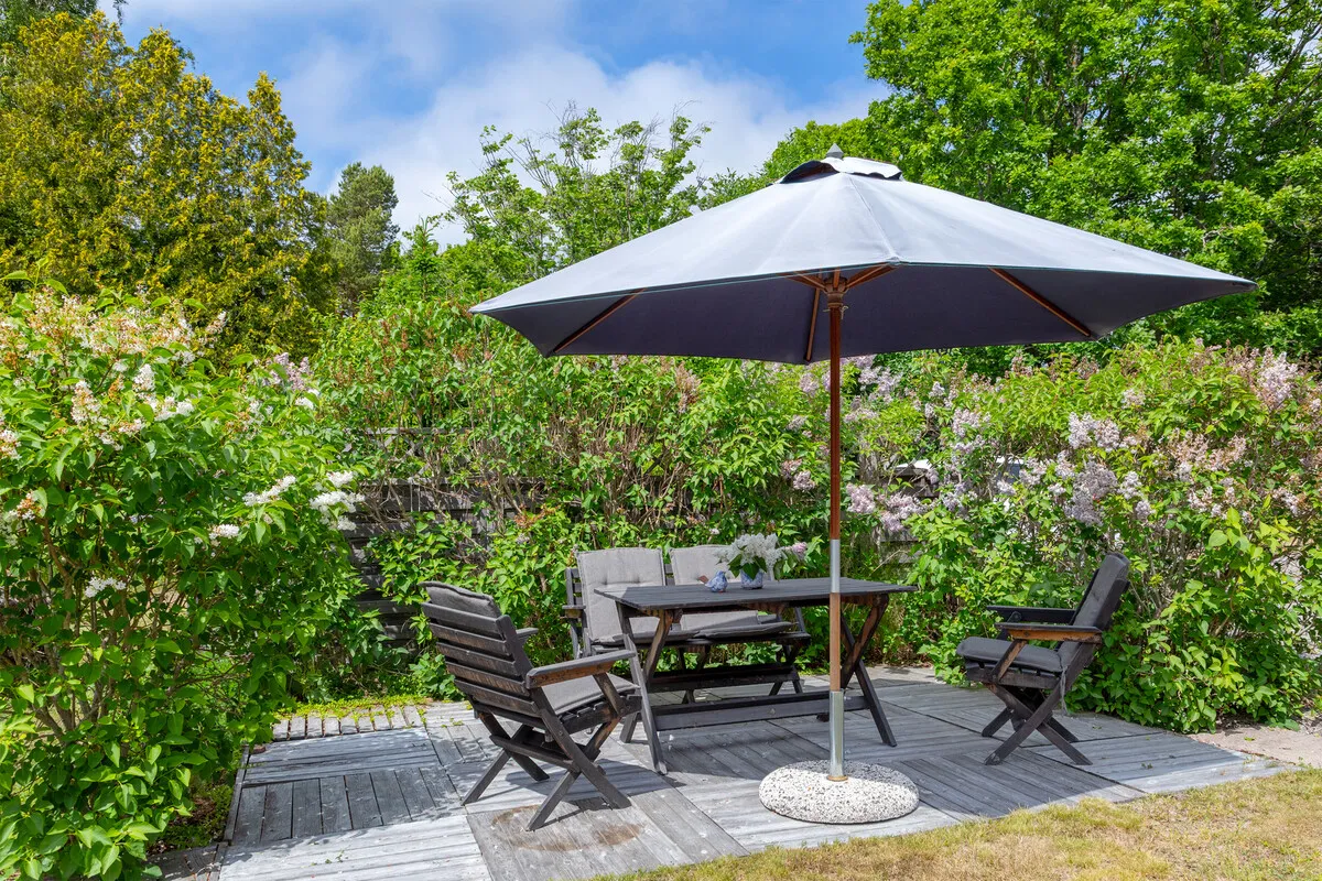 1950s Swedish Coastal Retreat with Expansive Garden and Terrace - View image 9 of 38