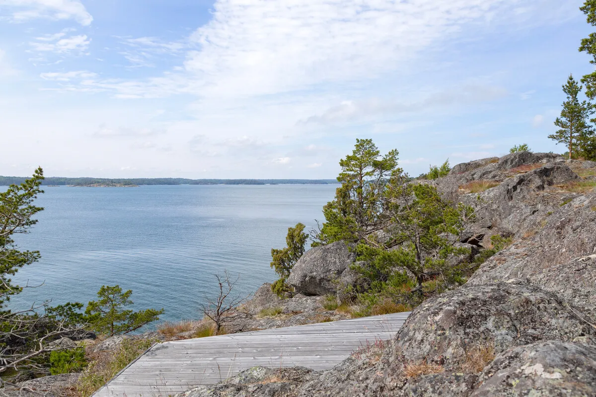 1950s Swedish Coastal Retreat with Expansive Garden and Terrace - View image 10 of 38