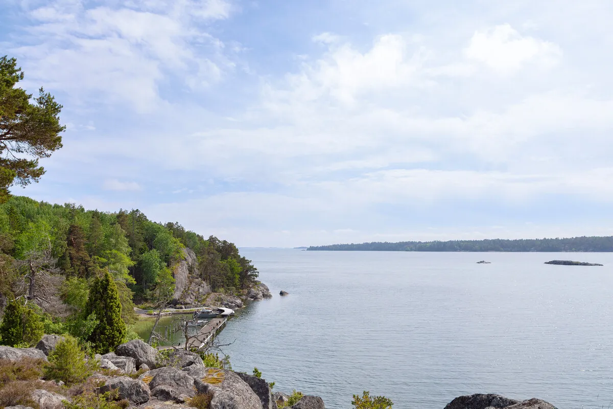 1950s Swedish Coastal Retreat with Expansive Garden and Terrace - View image 11 of 38