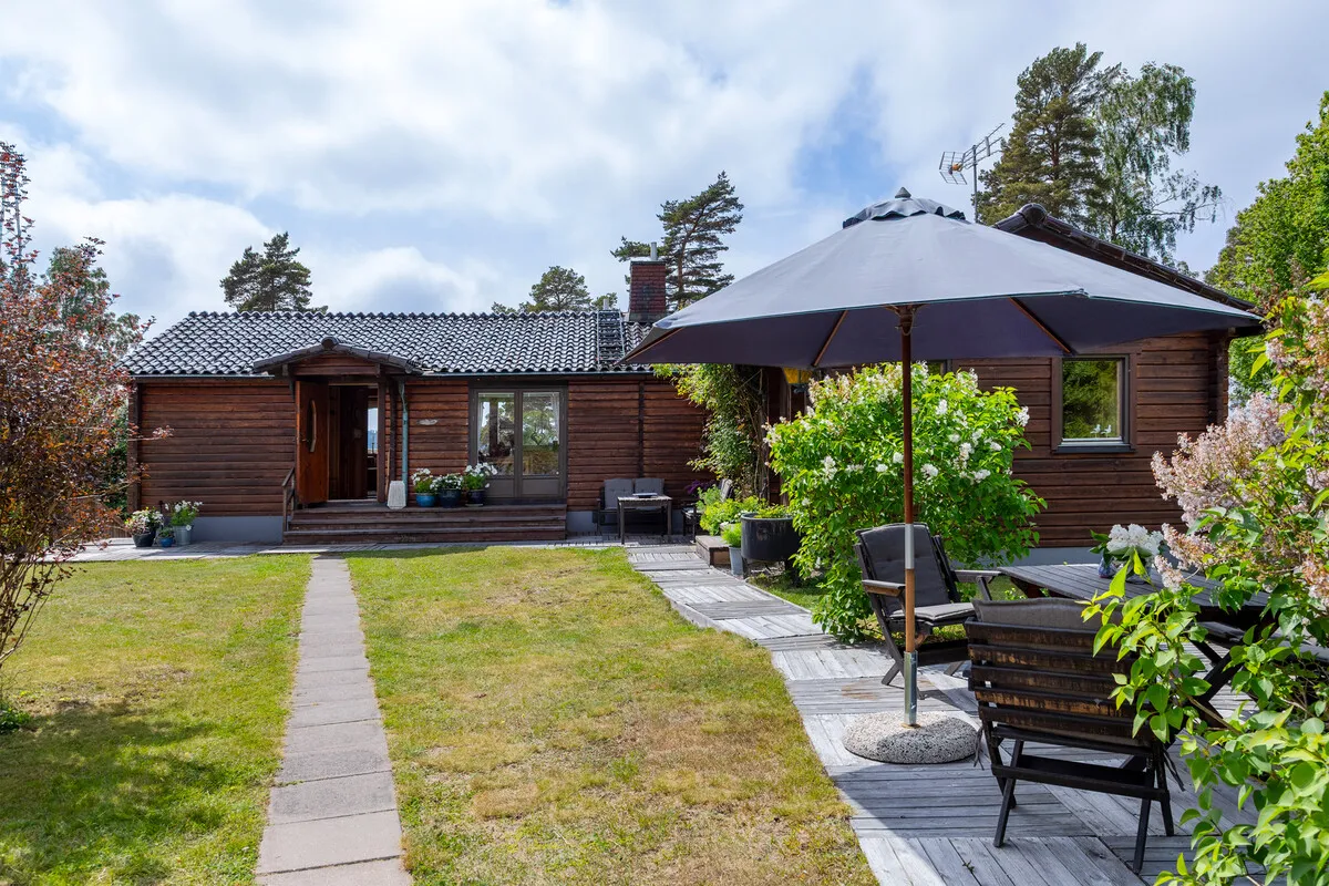 1950s Swedish Coastal Retreat with Expansive Garden and Terrace - View image 12 of 38