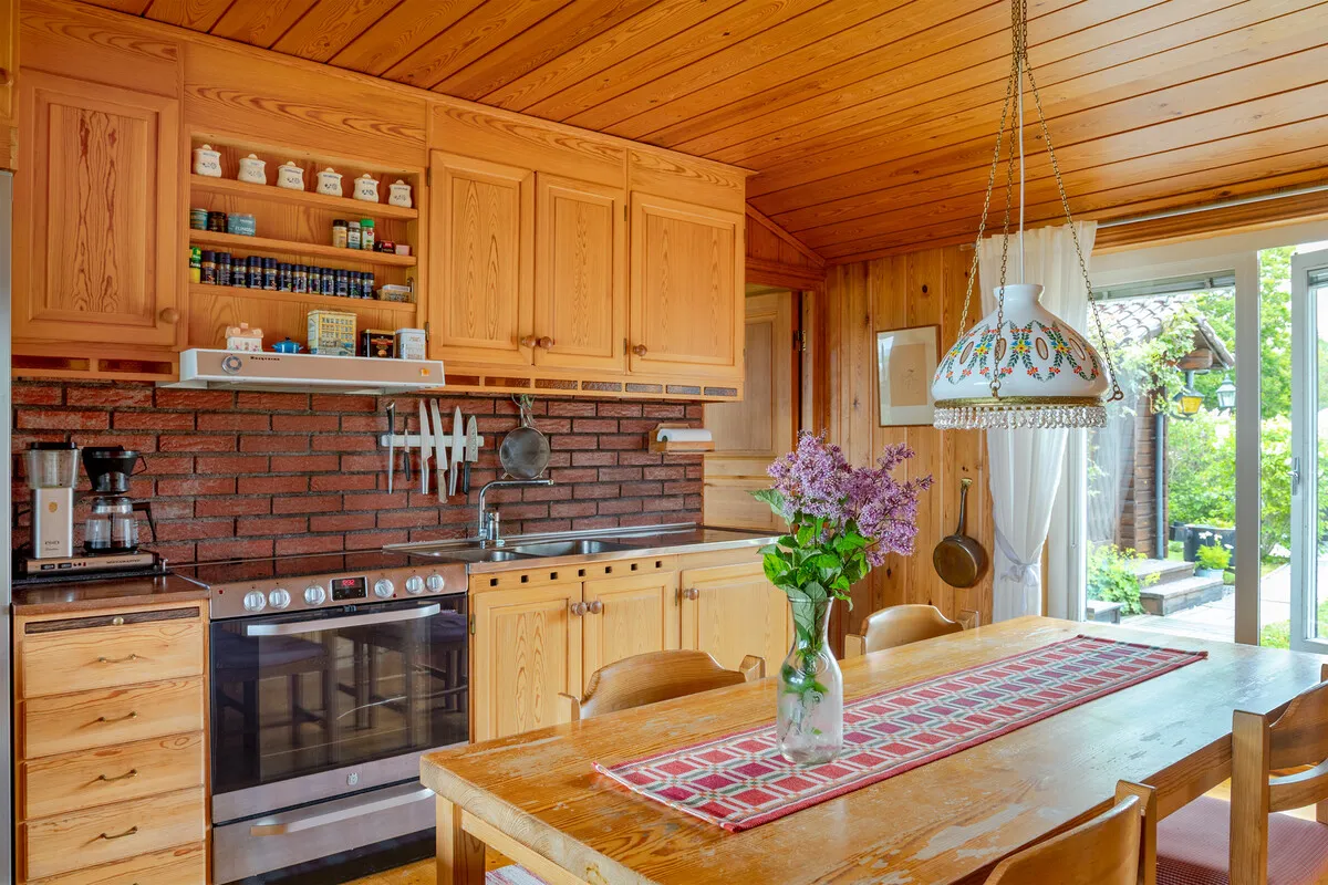 1950s Swedish Coastal Retreat with Expansive Garden and Terrace - View image 20 of 38