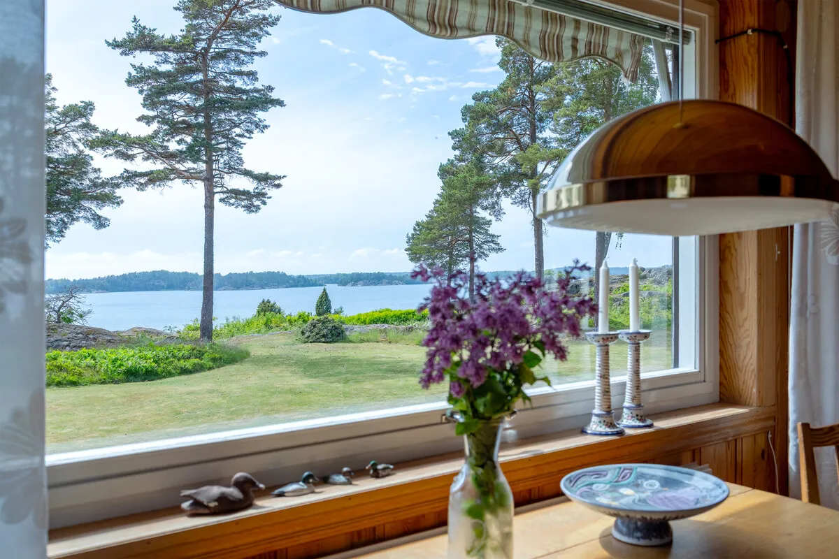 1950s Swedish Coastal Retreat with Expansive Garden and Terrace - View image 22 of 38