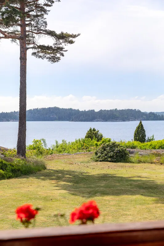 1950s Swedish Coastal Retreat with Expansive Garden and Terrace - View image 24 of 38